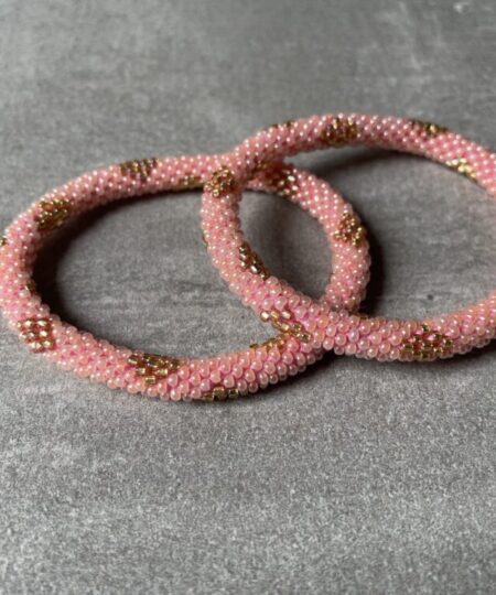 Nepal perle armbånd Nepal armbånd er en inspirerende og fascinerende smykkegenre, der vækker interessen hos smykkeentusiaster over hele verden. Disse håndlavede armbånd er kunstværker, der udstråler autenticitet, skønhed og dyb symbolik. Lad os dykke ned i den betagende verden af Nepal armbånd og udforske, hvad der gør dem så unikke og eftertragtede. Hvert Nepal armbånd er unikt, og det er netop denne individualitet, der appellerer til mange. Armbåndene er ofte skabt af dygtige nepalesiske håndværkere, der gennem generationer har forfinet deres teknikker til at skabe smykker af høj kvalitet. Disse håndværkere bruger traditionelle metoder, som har været en del af Nepals kultur og historie i århundreder. Processen er omhyggelig og kræver en stor grad af præcision og tålmodighed, hvilket gør hvert armbånd til en kærlighedsfyldt skabelse. Nepal armbånd er kendt for deres farverige og levende design. De er ofte dekoreret med perler, ædelstene, træ, metal eller andre naturlige materialer, hvilket giver dem et unikt udseende. Hvert enkelt element, der anvendes i armbåndene, er udvalgt omhyggeligt for at skabe en harmonisk kombination af farver og teksturer. Disse elementer er ofte inspireret af Nepals rige natur og kultur, hvilket giver armbåndene en autentisk følelse og en stærk forbindelse til landet. Symbolik spiller også en vigtig rolle i Nepal armbåndenes popularitet. Mange af armbåndene har indgraverede mønstre eller symboler, der repræsenterer vigtige aspekter af Nepals traditioner og spiritualitet. Disse symboler kan have betydning for held, lykke, kærlighed, beskyttelse eller en dybere forbindelse til naturen. At bære et Nepal armbånd kan derfor have en dybere betydning for bæreren og kan fungere som en påmindelse om deres forbindelse til Nepals rige arv. Nepal armbånd er ikke kun smukke smykker, men de har også en stærk social og kulturel betydning. Mange af disse smykker er håndlavede af kvinder, der er en del af samfundet i landområderne i Nepal. Produktionen af armbåndene giver disse kvinder mulighed for at skabe en bæredygtig indkomst, forbedre deres levevilkår og styrke deres selvstændighed. Når du køber et Nepal armbånd, bidrager du derfor til at støtte en positiv social indvirkning og bevare traditionelle håndværksmæssige metoder. Udover deres kulturelle og sociale betydning er Nepal armbånd også en favorit blandt modebevidste enkeltpersoner, der ønsker at tilføje en unik og autentisk touch til deres stil. Disse armbånd kan styles på utallige måder, uanset om du ønsker at skabe et bohemeinspireret look, en farverig festlig stil eller en subtil og elegant kombination. Der er et Nepal armbånd til enhver lejlighed og enhver personlig præference. I det store udvalg af smykker, der findes i dagens marked, skiller Nepal armbånd sig ud som en særlig perle. Deres håndlavede karakter, farverige design, dybe symbolik og sociale indvirkning gør dem til mere end bare smykker - de er en form for kunst og kultur, der fortæller historien om Nepal og dets folk. Ved at bære et Nepal armbånd, bærer du også med dig en del af dette rige og inspirerende land. Så uanset om du leder efter en meningsfuld gave eller ønsker at berige din egen smykkesamling, vil et Nepal armbånd være et mindeværdigt og værdsat valg.