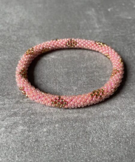 Nepal perle armbånd Nepal armbånd er en inspirerende og fascinerende smykkegenre, der vækker interessen hos smykkeentusiaster over hele verden. Disse håndlavede armbånd er kunstværker, der udstråler autenticitet, skønhed og dyb symbolik. Lad os dykke ned i den betagende verden af Nepal armbånd og udforske, hvad der gør dem så unikke og eftertragtede. Hvert Nepal armbånd er unikt, og det er netop denne individualitet, der appellerer til mange. Armbåndene er ofte skabt af dygtige nepalesiske håndværkere, der gennem generationer har forfinet deres teknikker til at skabe smykker af høj kvalitet. Disse håndværkere bruger traditionelle metoder, som har været en del af Nepals kultur og historie i århundreder. Processen er omhyggelig og kræver en stor grad af præcision og tålmodighed, hvilket gør hvert armbånd til en kærlighedsfyldt skabelse. Nepal armbånd er kendt for deres farverige og levende design. De er ofte dekoreret med perler, ædelstene, træ, metal eller andre naturlige materialer, hvilket giver dem et unikt udseende. Hvert enkelt element, der anvendes i armbåndene, er udvalgt omhyggeligt for at skabe en harmonisk kombination af farver og teksturer. Disse elementer er ofte inspireret af Nepals rige natur og kultur, hvilket giver armbåndene en autentisk følelse og en stærk forbindelse til landet. Symbolik spiller også en vigtig rolle i Nepal armbåndenes popularitet. Mange af armbåndene har indgraverede mønstre eller symboler, der repræsenterer vigtige aspekter af Nepals traditioner og spiritualitet. Disse symboler kan have betydning for held, lykke, kærlighed, beskyttelse eller en dybere forbindelse til naturen. At bære et Nepal armbånd kan derfor have en dybere betydning for bæreren og kan fungere som en påmindelse om deres forbindelse til Nepals rige arv. Nepal armbånd er ikke kun smukke smykker, men de har også en stærk social og kulturel betydning. Mange af disse smykker er håndlavede af kvinder, der er en del af samfundet i landområderne i Nepal. Produktionen af armbåndene giver disse kvinder mulighed for at skabe en bæredygtig indkomst, forbedre deres levevilkår og styrke deres selvstændighed. Når du køber et Nepal armbånd, bidrager du derfor til at støtte en positiv social indvirkning og bevare traditionelle håndværksmæssige metoder. Udover deres kulturelle og sociale betydning er Nepal armbånd også en favorit blandt modebevidste enkeltpersoner, der ønsker at tilføje en unik og autentisk touch til deres stil. Disse armbånd kan styles på utallige måder, uanset om du ønsker at skabe et bohemeinspireret look, en farverig festlig stil eller en subtil og elegant kombination. Der er et Nepal armbånd til enhver lejlighed og enhver personlig præference. I det store udvalg af smykker, der findes i dagens marked, skiller Nepal armbånd sig ud som en særlig perle. Deres håndlavede karakter, farverige design, dybe symbolik og sociale indvirkning gør dem til mere end bare smykker - de er en form for kunst og kultur, der fortæller historien om Nepal og dets folk. Ved at bære et Nepal armbånd, bærer du også med dig en del af dette rige og inspirerende land. Så uanset om du leder efter en meningsfuld gave eller ønsker at berige din egen smykkesamling, vil et Nepal armbånd være et mindeværdigt og værdsat valg.
