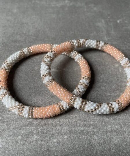 Nepal perle armbånd Nepal armbånd er en inspirerende og fascinerende smykkegenre, der vækker interessen hos smykkeentusiaster over hele verden. Disse håndlavede armbånd er kunstværker, der udstråler autenticitet, skønhed og dyb symbolik. Lad os dykke ned i den betagende verden af Nepal armbånd og udforske, hvad der gør dem så unikke og eftertragtede. Hvert Nepal armbånd er unikt, og det er netop denne individualitet, der appellerer til mange. Armbåndene er ofte skabt af dygtige nepalesiske håndværkere, der gennem generationer har forfinet deres teknikker til at skabe smykker af høj kvalitet. Disse håndværkere bruger traditionelle metoder, som har været en del af Nepals kultur og historie i århundreder. Processen er omhyggelig og kræver en stor grad af præcision og tålmodighed, hvilket gør hvert armbånd til en kærlighedsfyldt skabelse. Nepal armbånd er kendt for deres farverige og levende design. De er ofte dekoreret med perler, ædelstene, træ, metal eller andre naturlige materialer, hvilket giver dem et unikt udseende. Hvert enkelt element, der anvendes i armbåndene, er udvalgt omhyggeligt for at skabe en harmonisk kombination af farver og teksturer. Disse elementer er ofte inspireret af Nepals rige natur og kultur, hvilket giver armbåndene en autentisk følelse og en stærk forbindelse til landet. Symbolik spiller også en vigtig rolle i Nepal armbåndenes popularitet. Mange af armbåndene har indgraverede mønstre eller symboler, der repræsenterer vigtige aspekter af Nepals traditioner og spiritualitet. Disse symboler kan have betydning for held, lykke, kærlighed, beskyttelse eller en dybere forbindelse til naturen. At bære et Nepal armbånd kan derfor have en dybere betydning for bæreren og kan fungere som en påmindelse om deres forbindelse til Nepals rige arv. Nepal armbånd er ikke kun smukke smykker, men de har også en stærk social og kulturel betydning. Mange af disse smykker er håndlavede af kvinder, der er en del af samfundet i landområderne i Nepal. Produktionen af armbåndene giver disse kvinder mulighed for at skabe en bæredygtig indkomst, forbedre deres levevilkår og styrke deres selvstændighed. Når du køber et Nepal armbånd, bidrager du derfor til at støtte en positiv social indvirkning og bevare traditionelle håndværksmæssige metoder. Udover deres kulturelle og sociale betydning er Nepal armbånd også en favorit blandt modebevidste enkeltpersoner, der ønsker at tilføje en unik og autentisk touch til deres stil. Disse armbånd kan styles på utallige måder, uanset om du ønsker at skabe et bohemeinspireret look, en farverig festlig stil eller en subtil og elegant kombination. Der er et Nepal armbånd til enhver lejlighed og enhver personlig præference. I det store udvalg af smykker, der findes i dagens marked, skiller Nepal armbånd sig ud som en særlig perle. Deres håndlavede karakter, farverige design, dybe symbolik og sociale indvirkning gør dem til mere end bare smykker - de er en form for kunst og kultur, der fortæller historien om Nepal og dets folk. Ved at bære et Nepal armbånd, bærer du også med dig en del af dette rige og inspirerende land. Så uanset om du leder efter en meningsfuld gave eller ønsker at berige din egen smykkesamling, vil et Nepal armbånd være et mindeværdigt og værdsat valg.