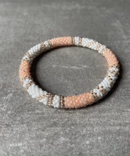 Nepal perle armbånd Nepal armbånd er en inspirerende og fascinerende smykkegenre, der vækker interessen hos smykkeentusiaster over hele verden. Disse håndlavede armbånd er kunstværker, der udstråler autenticitet, skønhed og dyb symbolik. Lad os dykke ned i den betagende verden af Nepal armbånd og udforske, hvad der gør dem så unikke og eftertragtede. Hvert Nepal armbånd er unikt, og det er netop denne individualitet, der appellerer til mange. Armbåndene er ofte skabt af dygtige nepalesiske håndværkere, der gennem generationer har forfinet deres teknikker til at skabe smykker af høj kvalitet. Disse håndværkere bruger traditionelle metoder, som har været en del af Nepals kultur og historie i århundreder. Processen er omhyggelig og kræver en stor grad af præcision og tålmodighed, hvilket gør hvert armbånd til en kærlighedsfyldt skabelse. Nepal armbånd er kendt for deres farverige og levende design. De er ofte dekoreret med perler, ædelstene, træ, metal eller andre naturlige materialer, hvilket giver dem et unikt udseende. Hvert enkelt element, der anvendes i armbåndene, er udvalgt omhyggeligt for at skabe en harmonisk kombination af farver og teksturer. Disse elementer er ofte inspireret af Nepals rige natur og kultur, hvilket giver armbåndene en autentisk følelse og en stærk forbindelse til landet. Symbolik spiller også en vigtig rolle i Nepal armbåndenes popularitet. Mange af armbåndene har indgraverede mønstre eller symboler, der repræsenterer vigtige aspekter af Nepals traditioner og spiritualitet. Disse symboler kan have betydning for held, lykke, kærlighed, beskyttelse eller en dybere forbindelse til naturen. At bære et Nepal armbånd kan derfor have en dybere betydning for bæreren og kan fungere som en påmindelse om deres forbindelse til Nepals rige arv. Nepal armbånd er ikke kun smukke smykker, men de har også en stærk social og kulturel betydning. Mange af disse smykker er håndlavede af kvinder, der er en del af samfundet i landområderne i Nepal. Produktionen af armbåndene giver disse kvinder mulighed for at skabe en bæredygtig indkomst, forbedre deres levevilkår og styrke deres selvstændighed. Når du køber et Nepal armbånd, bidrager du derfor til at støtte en positiv social indvirkning og bevare traditionelle håndværksmæssige metoder. Udover deres kulturelle og sociale betydning er Nepal armbånd også en favorit blandt modebevidste enkeltpersoner, der ønsker at tilføje en unik og autentisk touch til deres stil. Disse armbånd kan styles på utallige måder, uanset om du ønsker at skabe et bohemeinspireret look, en farverig festlig stil eller en subtil og elegant kombination. Der er et Nepal armbånd til enhver lejlighed og enhver personlig præference. I det store udvalg af smykker, der findes i dagens marked, skiller Nepal armbånd sig ud som en særlig perle. Deres håndlavede karakter, farverige design, dybe symbolik og sociale indvirkning gør dem til mere end bare smykker - de er en form for kunst og kultur, der fortæller historien om Nepal og dets folk. Ved at bære et Nepal armbånd, bærer du også med dig en del af dette rige og inspirerende land. Så uanset om du leder efter en meningsfuld gave eller ønsker at berige din egen smykkesamling, vil et Nepal armbånd være et mindeværdigt og værdsat valg.