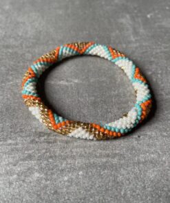 Nepal perle armbånd Nepal armbånd er en inspirerende og fascinerende smykkegenre, der vækker interessen hos smykkeentusiaster over hele verden. Disse håndlavede armbånd er kunstværker, der udstråler autenticitet, skønhed og dyb symbolik. Lad os dykke ned i den betagende verden af Nepal armbånd og udforske, hvad der gør dem så unikke og eftertragtede. Hvert Nepal armbånd er unikt, og det er netop denne individualitet, der appellerer til mange. Armbåndene er ofte skabt af dygtige nepalesiske håndværkere, der gennem generationer har forfinet deres teknikker til at skabe smykker af høj kvalitet. Disse håndværkere bruger traditionelle metoder, som har været en del af Nepals kultur og historie i århundreder. Processen er omhyggelig og kræver en stor grad af præcision og tålmodighed, hvilket gør hvert armbånd til en kærlighedsfyldt skabelse. Nepal armbånd er kendt for deres farverige og levende design. De er ofte dekoreret med perler, ædelstene, træ, metal eller andre naturlige materialer, hvilket giver dem et unikt udseende. Hvert enkelt element, der anvendes i armbåndene, er udvalgt omhyggeligt for at skabe en harmonisk kombination af farver og teksturer. Disse elementer er ofte inspireret af Nepals rige natur og kultur, hvilket giver armbåndene en autentisk følelse og en stærk forbindelse til landet. Symbolik spiller også en vigtig rolle i Nepal armbåndenes popularitet. Mange af armbåndene har indgraverede mønstre eller symboler, der repræsenterer vigtige aspekter af Nepals traditioner og spiritualitet. Disse symboler kan have betydning for held, lykke, kærlighed, beskyttelse eller en dybere forbindelse til naturen. At bære et Nepal armbånd kan derfor have en dybere betydning for bæreren og kan fungere som en påmindelse om deres forbindelse til Nepals rige arv. Nepal armbånd er ikke kun smukke smykker, men de har også en stærk social og kulturel betydning. Mange af disse smykker er håndlavede af kvinder, der er en del af samfundet i landområderne i Nepal. Produktionen af armbåndene giver disse kvinder mulighed for at skabe en bæredygtig indkomst, forbedre deres levevilkår og styrke deres selvstændighed. Når du køber et Nepal armbånd, bidrager du derfor til at støtte en positiv social indvirkning og bevare traditionelle håndværksmæssige metoder. Udover deres kulturelle og sociale betydning er Nepal armbånd også en favorit blandt modebevidste enkeltpersoner, der ønsker at tilføje en unik og autentisk touch til deres stil. Disse armbånd kan styles på utallige måder, uanset om du ønsker at skabe et bohemeinspireret look, en farverig festlig stil eller en subtil og elegant kombination. Der er et Nepal armbånd til enhver lejlighed og enhver personlig præference. I det store udvalg af smykker, der findes i dagens marked, skiller Nepal armbånd sig ud som en særlig perle. Deres håndlavede karakter, farverige design, dybe symbolik og sociale indvirkning gør dem til mere end bare smykker - de er en form for kunst og kultur, der fortæller historien om Nepal og dets folk. Ved at bære et Nepal armbånd, bærer du også med dig en del af dette rige og inspirerende land. Så uanset om du leder efter en meningsfuld gave eller ønsker at berige din egen smykkesamling, vil et Nepal armbånd være et mindeværdigt og værdsat valg.