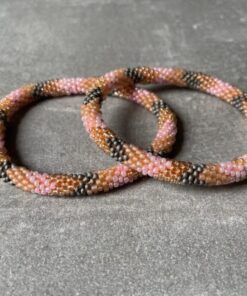 Nepal perle armbånd Nepal armbånd er en inspirerende og fascinerende smykkegenre, der vækker interessen hos smykkeentusiaster over hele verden. Disse håndlavede armbånd er kunstværker, der udstråler autenticitet, skønhed og dyb symbolik. Lad os dykke ned i den betagende verden af Nepal armbånd og udforske, hvad der gør dem så unikke og eftertragtede. Hvert Nepal armbånd er unikt, og det er netop denne individualitet, der appellerer til mange. Armbåndene er ofte skabt af dygtige nepalesiske håndværkere, der gennem generationer har forfinet deres teknikker til at skabe smykker af høj kvalitet. Disse håndværkere bruger traditionelle metoder, som har været en del af Nepals kultur og historie i århundreder. Processen er omhyggelig og kræver en stor grad af præcision og tålmodighed, hvilket gør hvert armbånd til en kærlighedsfyldt skabelse. Nepal armbånd er kendt for deres farverige og levende design. De er ofte dekoreret med perler, ædelstene, træ, metal eller andre naturlige materialer, hvilket giver dem et unikt udseende. Hvert enkelt element, der anvendes i armbåndene, er udvalgt omhyggeligt for at skabe en harmonisk kombination af farver og teksturer. Disse elementer er ofte inspireret af Nepals rige natur og kultur, hvilket giver armbåndene en autentisk følelse og en stærk forbindelse til landet. Symbolik spiller også en vigtig rolle i Nepal armbåndenes popularitet. Mange af armbåndene har indgraverede mønstre eller symboler, der repræsenterer vigtige aspekter af Nepals traditioner og spiritualitet. Disse symboler kan have betydning for held, lykke, kærlighed, beskyttelse eller en dybere forbindelse til naturen. At bære et Nepal armbånd kan derfor have en dybere betydning for bæreren og kan fungere som en påmindelse om deres forbindelse til Nepals rige arv. Nepal armbånd er ikke kun smukke smykker, men de har også en stærk social og kulturel betydning. Mange af disse smykker er håndlavede af kvinder, der er en del af samfundet i landområderne i Nepal. Produktionen af armbåndene giver disse kvinder mulighed for at skabe en bæredygtig indkomst, forbedre deres levevilkår og styrke deres selvstændighed. Når du køber et Nepal armbånd, bidrager du derfor til at støtte en positiv social indvirkning og bevare traditionelle håndværksmæssige metoder. Udover deres kulturelle og sociale betydning er Nepal armbånd også en favorit blandt modebevidste enkeltpersoner, der ønsker at tilføje en unik og autentisk touch til deres stil. Disse armbånd kan styles på utallige måder, uanset om du ønsker at skabe et bohemeinspireret look, en farverig festlig stil eller en subtil og elegant kombination. Der er et Nepal armbånd til enhver lejlighed og enhver personlig præference. I det store udvalg af smykker, der findes i dagens marked, skiller Nepal armbånd sig ud som en særlig perle. Deres håndlavede karakter, farverige design, dybe symbolik og sociale indvirkning gør dem til mere end bare smykker - de er en form for kunst og kultur, der fortæller historien om Nepal og dets folk. Ved at bære et Nepal armbånd, bærer du også med dig en del af dette rige og inspirerende land. Så uanset om du leder efter en meningsfuld gave eller ønsker at berige din egen smykkesamling, vil et Nepal armbånd være et mindeværdigt og værdsat valg.