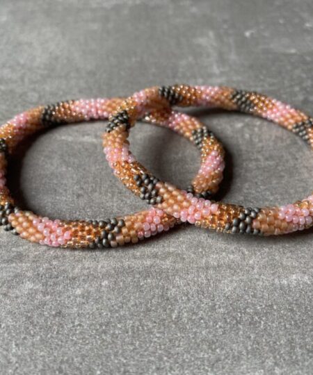 Nepal perle armbånd Nepal armbånd er en inspirerende og fascinerende smykkegenre, der vækker interessen hos smykkeentusiaster over hele verden. Disse håndlavede armbånd er kunstværker, der udstråler autenticitet, skønhed og dyb symbolik. Lad os dykke ned i den betagende verden af Nepal armbånd og udforske, hvad der gør dem så unikke og eftertragtede. Hvert Nepal armbånd er unikt, og det er netop denne individualitet, der appellerer til mange. Armbåndene er ofte skabt af dygtige nepalesiske håndværkere, der gennem generationer har forfinet deres teknikker til at skabe smykker af høj kvalitet. Disse håndværkere bruger traditionelle metoder, som har været en del af Nepals kultur og historie i århundreder. Processen er omhyggelig og kræver en stor grad af præcision og tålmodighed, hvilket gør hvert armbånd til en kærlighedsfyldt skabelse. Nepal armbånd er kendt for deres farverige og levende design. De er ofte dekoreret med perler, ædelstene, træ, metal eller andre naturlige materialer, hvilket giver dem et unikt udseende. Hvert enkelt element, der anvendes i armbåndene, er udvalgt omhyggeligt for at skabe en harmonisk kombination af farver og teksturer. Disse elementer er ofte inspireret af Nepals rige natur og kultur, hvilket giver armbåndene en autentisk følelse og en stærk forbindelse til landet. Symbolik spiller også en vigtig rolle i Nepal armbåndenes popularitet. Mange af armbåndene har indgraverede mønstre eller symboler, der repræsenterer vigtige aspekter af Nepals traditioner og spiritualitet. Disse symboler kan have betydning for held, lykke, kærlighed, beskyttelse eller en dybere forbindelse til naturen. At bære et Nepal armbånd kan derfor have en dybere betydning for bæreren og kan fungere som en påmindelse om deres forbindelse til Nepals rige arv. Nepal armbånd er ikke kun smukke smykker, men de har også en stærk social og kulturel betydning. Mange af disse smykker er håndlavede af kvinder, der er en del af samfundet i landområderne i Nepal. Produktionen af armbåndene giver disse kvinder mulighed for at skabe en bæredygtig indkomst, forbedre deres levevilkår og styrke deres selvstændighed. Når du køber et Nepal armbånd, bidrager du derfor til at støtte en positiv social indvirkning og bevare traditionelle håndværksmæssige metoder. Udover deres kulturelle og sociale betydning er Nepal armbånd også en favorit blandt modebevidste enkeltpersoner, der ønsker at tilføje en unik og autentisk touch til deres stil. Disse armbånd kan styles på utallige måder, uanset om du ønsker at skabe et bohemeinspireret look, en farverig festlig stil eller en subtil og elegant kombination. Der er et Nepal armbånd til enhver lejlighed og enhver personlig præference. I det store udvalg af smykker, der findes i dagens marked, skiller Nepal armbånd sig ud som en særlig perle. Deres håndlavede karakter, farverige design, dybe symbolik og sociale indvirkning gør dem til mere end bare smykker - de er en form for kunst og kultur, der fortæller historien om Nepal og dets folk. Ved at bære et Nepal armbånd, bærer du også med dig en del af dette rige og inspirerende land. Så uanset om du leder efter en meningsfuld gave eller ønsker at berige din egen smykkesamling, vil et Nepal armbånd være et mindeværdigt og værdsat valg.