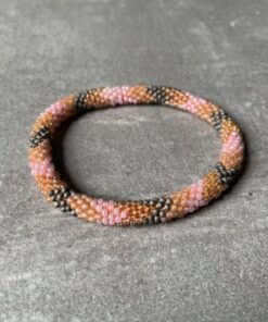 Nepal perle armbånd Nepal armbånd er en inspirerende og fascinerende smykkegenre, der vækker interessen hos smykkeentusiaster over hele verden. Disse håndlavede armbånd er kunstværker, der udstråler autenticitet, skønhed og dyb symbolik. Lad os dykke ned i den betagende verden af Nepal armbånd og udforske, hvad der gør dem så unikke og eftertragtede. Hvert Nepal armbånd er unikt, og det er netop denne individualitet, der appellerer til mange. Armbåndene er ofte skabt af dygtige nepalesiske håndværkere, der gennem generationer har forfinet deres teknikker til at skabe smykker af høj kvalitet. Disse håndværkere bruger traditionelle metoder, som har været en del af Nepals kultur og historie i århundreder. Processen er omhyggelig og kræver en stor grad af præcision og tålmodighed, hvilket gør hvert armbånd til en kærlighedsfyldt skabelse. Nepal armbånd er kendt for deres farverige og levende design. De er ofte dekoreret med perler, ædelstene, træ, metal eller andre naturlige materialer, hvilket giver dem et unikt udseende. Hvert enkelt element, der anvendes i armbåndene, er udvalgt omhyggeligt for at skabe en harmonisk kombination af farver og teksturer. Disse elementer er ofte inspireret af Nepals rige natur og kultur, hvilket giver armbåndene en autentisk følelse og en stærk forbindelse til landet. Symbolik spiller også en vigtig rolle i Nepal armbåndenes popularitet. Mange af armbåndene har indgraverede mønstre eller symboler, der repræsenterer vigtige aspekter af Nepals traditioner og spiritualitet. Disse symboler kan have betydning for held, lykke, kærlighed, beskyttelse eller en dybere forbindelse til naturen. At bære et Nepal armbånd kan derfor have en dybere betydning for bæreren og kan fungere som en påmindelse om deres forbindelse til Nepals rige arv. Nepal armbånd er ikke kun smukke smykker, men de har også en stærk social og kulturel betydning. Mange af disse smykker er håndlavede af kvinder, der er en del af samfundet i landområderne i Nepal. Produktionen af armbåndene giver disse kvinder mulighed for at skabe en bæredygtig indkomst, forbedre deres levevilkår og styrke deres selvstændighed. Når du køber et Nepal armbånd, bidrager du derfor til at støtte en positiv social indvirkning og bevare traditionelle håndværksmæssige metoder. Udover deres kulturelle og sociale betydning er Nepal armbånd også en favorit blandt modebevidste enkeltpersoner, der ønsker at tilføje en unik og autentisk touch til deres stil. Disse armbånd kan styles på utallige måder, uanset om du ønsker at skabe et bohemeinspireret look, en farverig festlig stil eller en subtil og elegant kombination. Der er et Nepal armbånd til enhver lejlighed og enhver personlig præference. I det store udvalg af smykker, der findes i dagens marked, skiller Nepal armbånd sig ud som en særlig perle. Deres håndlavede karakter, farverige design, dybe symbolik og sociale indvirkning gør dem til mere end bare smykker - de er en form for kunst og kultur, der fortæller historien om Nepal og dets folk. Ved at bære et Nepal armbånd, bærer du også med dig en del af dette rige og inspirerende land. Så uanset om du leder efter en meningsfuld gave eller ønsker at berige din egen smykkesamling, vil et Nepal armbånd være et mindeværdigt og værdsat valg.