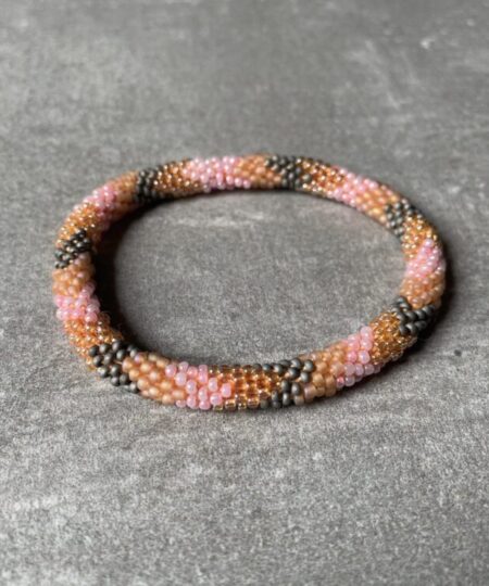 Nepal perle armbånd Nepal armbånd er en inspirerende og fascinerende smykkegenre, der vækker interessen hos smykkeentusiaster over hele verden. Disse håndlavede armbånd er kunstværker, der udstråler autenticitet, skønhed og dyb symbolik. Lad os dykke ned i den betagende verden af Nepal armbånd og udforske, hvad der gør dem så unikke og eftertragtede. Hvert Nepal armbånd er unikt, og det er netop denne individualitet, der appellerer til mange. Armbåndene er ofte skabt af dygtige nepalesiske håndværkere, der gennem generationer har forfinet deres teknikker til at skabe smykker af høj kvalitet. Disse håndværkere bruger traditionelle metoder, som har været en del af Nepals kultur og historie i århundreder. Processen er omhyggelig og kræver en stor grad af præcision og tålmodighed, hvilket gør hvert armbånd til en kærlighedsfyldt skabelse. Nepal armbånd er kendt for deres farverige og levende design. De er ofte dekoreret med perler, ædelstene, træ, metal eller andre naturlige materialer, hvilket giver dem et unikt udseende. Hvert enkelt element, der anvendes i armbåndene, er udvalgt omhyggeligt for at skabe en harmonisk kombination af farver og teksturer. Disse elementer er ofte inspireret af Nepals rige natur og kultur, hvilket giver armbåndene en autentisk følelse og en stærk forbindelse til landet. Symbolik spiller også en vigtig rolle i Nepal armbåndenes popularitet. Mange af armbåndene har indgraverede mønstre eller symboler, der repræsenterer vigtige aspekter af Nepals traditioner og spiritualitet. Disse symboler kan have betydning for held, lykke, kærlighed, beskyttelse eller en dybere forbindelse til naturen. At bære et Nepal armbånd kan derfor have en dybere betydning for bæreren og kan fungere som en påmindelse om deres forbindelse til Nepals rige arv. Nepal armbånd er ikke kun smukke smykker, men de har også en stærk social og kulturel betydning. Mange af disse smykker er håndlavede af kvinder, der er en del af samfundet i landområderne i Nepal. Produktionen af armbåndene giver disse kvinder mulighed for at skabe en bæredygtig indkomst, forbedre deres levevilkår og styrke deres selvstændighed. Når du køber et Nepal armbånd, bidrager du derfor til at støtte en positiv social indvirkning og bevare traditionelle håndværksmæssige metoder. Udover deres kulturelle og sociale betydning er Nepal armbånd også en favorit blandt modebevidste enkeltpersoner, der ønsker at tilføje en unik og autentisk touch til deres stil. Disse armbånd kan styles på utallige måder, uanset om du ønsker at skabe et bohemeinspireret look, en farverig festlig stil eller en subtil og elegant kombination. Der er et Nepal armbånd til enhver lejlighed og enhver personlig præference. I det store udvalg af smykker, der findes i dagens marked, skiller Nepal armbånd sig ud som en særlig perle. Deres håndlavede karakter, farverige design, dybe symbolik og sociale indvirkning gør dem til mere end bare smykker - de er en form for kunst og kultur, der fortæller historien om Nepal og dets folk. Ved at bære et Nepal armbånd, bærer du også med dig en del af dette rige og inspirerende land. Så uanset om du leder efter en meningsfuld gave eller ønsker at berige din egen smykkesamling, vil et Nepal armbånd være et mindeværdigt og værdsat valg.
