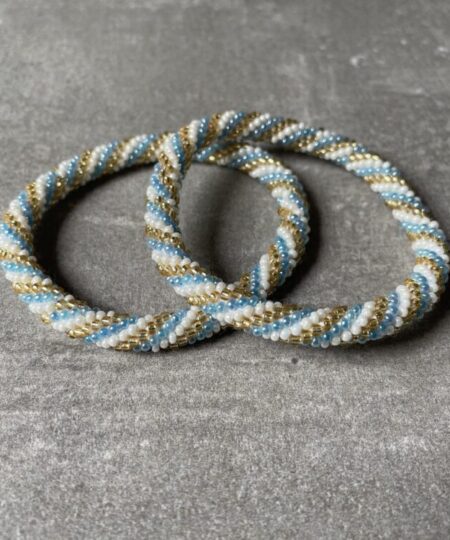 Nepal perle armbånd Nepal armbånd er en inspirerende og fascinerende smykkegenre, der vækker interessen hos smykkeentusiaster over hele verden. Disse håndlavede armbånd er kunstværker, der udstråler autenticitet, skønhed og dyb symbolik. Lad os dykke ned i den betagende verden af Nepal armbånd og udforske, hvad der gør dem så unikke og eftertragtede. Hvert Nepal armbånd er unikt, og det er netop denne individualitet, der appellerer til mange. Armbåndene er ofte skabt af dygtige nepalesiske håndværkere, der gennem generationer har forfinet deres teknikker til at skabe smykker af høj kvalitet. Disse håndværkere bruger traditionelle metoder, som har været en del af Nepals kultur og historie i århundreder. Processen er omhyggelig og kræver en stor grad af præcision og tålmodighed, hvilket gør hvert armbånd til en kærlighedsfyldt skabelse. Nepal armbånd er kendt for deres farverige og levende design. De er ofte dekoreret med perler, ædelstene, træ, metal eller andre naturlige materialer, hvilket giver dem et unikt udseende. Hvert enkelt element, der anvendes i armbåndene, er udvalgt omhyggeligt for at skabe en harmonisk kombination af farver og teksturer. Disse elementer er ofte inspireret af Nepals rige natur og kultur, hvilket giver armbåndene en autentisk følelse og en stærk forbindelse til landet. Symbolik spiller også en vigtig rolle i Nepal armbåndenes popularitet. Mange af armbåndene har indgraverede mønstre eller symboler, der repræsenterer vigtige aspekter af Nepals traditioner og spiritualitet. Disse symboler kan have betydning for held, lykke, kærlighed, beskyttelse eller en dybere forbindelse til naturen. At bære et Nepal armbånd kan derfor have en dybere betydning for bæreren og kan fungere som en påmindelse om deres forbindelse til Nepals rige arv. Nepal armbånd er ikke kun smukke smykker, men de har også en stærk social og kulturel betydning. Mange af disse smykker er håndlavede af kvinder, der er en del af samfundet i landområderne i Nepal. Produktionen af armbåndene giver disse kvinder mulighed for at skabe en bæredygtig indkomst, forbedre deres levevilkår og styrke deres selvstændighed. Når du køber et Nepal armbånd, bidrager du derfor til at støtte en positiv social indvirkning og bevare traditionelle håndværksmæssige metoder. Udover deres kulturelle og sociale betydning er Nepal armbånd også en favorit blandt modebevidste enkeltpersoner, der ønsker at tilføje en unik og autentisk touch til deres stil. Disse armbånd kan styles på utallige måder, uanset om du ønsker at skabe et bohemeinspireret look, en farverig festlig stil eller en subtil og elegant kombination. Der er et Nepal armbånd til enhver lejlighed og enhver personlig præference. I det store udvalg af smykker, der findes i dagens marked, skiller Nepal armbånd sig ud som en særlig perle. Deres håndlavede karakter, farverige design, dybe symbolik og sociale indvirkning gør dem til mere end bare smykker - de er en form for kunst og kultur, der fortæller historien om Nepal og dets folk. Ved at bære et Nepal armbånd, bærer du også med dig en del af dette rige og inspirerende land. Så uanset om du leder efter en meningsfuld gave eller ønsker at berige din egen smykkesamling, vil et Nepal armbånd være et mindeværdigt og værdsat valg.