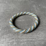 Nepal perle armbånd Nepal armbånd er en inspirerende og fascinerende smykkegenre, der vækker interessen hos smykkeentusiaster over hele verden. Disse håndlavede armbånd er kunstværker, der udstråler autenticitet, skønhed og dyb symbolik. Lad os dykke ned i den betagende verden af Nepal armbånd og udforske, hvad der gør dem så unikke og eftertragtede. Hvert Nepal armbånd er unikt, og det er netop denne individualitet, der appellerer til mange. Armbåndene er ofte skabt af dygtige nepalesiske håndværkere, der gennem generationer har forfinet deres teknikker til at skabe smykker af høj kvalitet. Disse håndværkere bruger traditionelle metoder, som har været en del af Nepals kultur og historie i århundreder. Processen er omhyggelig og kræver en stor grad af præcision og tålmodighed, hvilket gør hvert armbånd til en kærlighedsfyldt skabelse. Nepal armbånd er kendt for deres farverige og levende design. De er ofte dekoreret med perler, ædelstene, træ, metal eller andre naturlige materialer, hvilket giver dem et unikt udseende. Hvert enkelt element, der anvendes i armbåndene, er udvalgt omhyggeligt for at skabe en harmonisk kombination af farver og teksturer. Disse elementer er ofte inspireret af Nepals rige natur og kultur, hvilket giver armbåndene en autentisk følelse og en stærk forbindelse til landet. Symbolik spiller også en vigtig rolle i Nepal armbåndenes popularitet. Mange af armbåndene har indgraverede mønstre eller symboler, der repræsenterer vigtige aspekter af Nepals traditioner og spiritualitet. Disse symboler kan have betydning for held, lykke, kærlighed, beskyttelse eller en dybere forbindelse til naturen. At bære et Nepal armbånd kan derfor have en dybere betydning for bæreren og kan fungere som en påmindelse om deres forbindelse til Nepals rige arv. Nepal armbånd er ikke kun smukke smykker, men de har også en stærk social og kulturel betydning. Mange af disse smykker er håndlavede af kvinder, der er en del af samfundet i landområderne i Nepal. Produktionen af armbåndene giver disse kvinder mulighed for at skabe en bæredygtig indkomst, forbedre deres levevilkår og styrke deres selvstændighed. Når du køber et Nepal armbånd, bidrager du derfor til at støtte en positiv social indvirkning og bevare traditionelle håndværksmæssige metoder. Udover deres kulturelle og sociale betydning er Nepal armbånd også en favorit blandt modebevidste enkeltpersoner, der ønsker at tilføje en unik og autentisk touch til deres stil. Disse armbånd kan styles på utallige måder, uanset om du ønsker at skabe et bohemeinspireret look, en farverig festlig stil eller en subtil og elegant kombination. Der er et Nepal armbånd til enhver lejlighed og enhver personlig præference. I det store udvalg af smykker, der findes i dagens marked, skiller Nepal armbånd sig ud som en særlig perle. Deres håndlavede karakter, farverige design, dybe symbolik og sociale indvirkning gør dem til mere end bare smykker - de er en form for kunst og kultur, der fortæller historien om Nepal og dets folk. Ved at bære et Nepal armbånd, bærer du også med dig en del af dette rige og inspirerende land. Så uanset om du leder efter en meningsfuld gave eller ønsker at berige din egen smykkesamling, vil et Nepal armbånd være et mindeværdigt og værdsat valg.