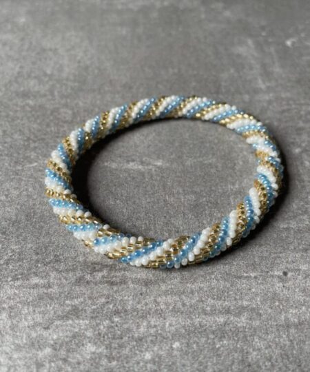 Nepal perle armbånd Nepal armbånd er en inspirerende og fascinerende smykkegenre, der vækker interessen hos smykkeentusiaster over hele verden. Disse håndlavede armbånd er kunstværker, der udstråler autenticitet, skønhed og dyb symbolik. Lad os dykke ned i den betagende verden af Nepal armbånd og udforske, hvad der gør dem så unikke og eftertragtede. Hvert Nepal armbånd er unikt, og det er netop denne individualitet, der appellerer til mange. Armbåndene er ofte skabt af dygtige nepalesiske håndværkere, der gennem generationer har forfinet deres teknikker til at skabe smykker af høj kvalitet. Disse håndværkere bruger traditionelle metoder, som har været en del af Nepals kultur og historie i århundreder. Processen er omhyggelig og kræver en stor grad af præcision og tålmodighed, hvilket gør hvert armbånd til en kærlighedsfyldt skabelse. Nepal armbånd er kendt for deres farverige og levende design. De er ofte dekoreret med perler, ædelstene, træ, metal eller andre naturlige materialer, hvilket giver dem et unikt udseende. Hvert enkelt element, der anvendes i armbåndene, er udvalgt omhyggeligt for at skabe en harmonisk kombination af farver og teksturer. Disse elementer er ofte inspireret af Nepals rige natur og kultur, hvilket giver armbåndene en autentisk følelse og en stærk forbindelse til landet. Symbolik spiller også en vigtig rolle i Nepal armbåndenes popularitet. Mange af armbåndene har indgraverede mønstre eller symboler, der repræsenterer vigtige aspekter af Nepals traditioner og spiritualitet. Disse symboler kan have betydning for held, lykke, kærlighed, beskyttelse eller en dybere forbindelse til naturen. At bære et Nepal armbånd kan derfor have en dybere betydning for bæreren og kan fungere som en påmindelse om deres forbindelse til Nepals rige arv. Nepal armbånd er ikke kun smukke smykker, men de har også en stærk social og kulturel betydning. Mange af disse smykker er håndlavede af kvinder, der er en del af samfundet i landområderne i Nepal. Produktionen af armbåndene giver disse kvinder mulighed for at skabe en bæredygtig indkomst, forbedre deres levevilkår og styrke deres selvstændighed. Når du køber et Nepal armbånd, bidrager du derfor til at støtte en positiv social indvirkning og bevare traditionelle håndværksmæssige metoder. Udover deres kulturelle og sociale betydning er Nepal armbånd også en favorit blandt modebevidste enkeltpersoner, der ønsker at tilføje en unik og autentisk touch til deres stil. Disse armbånd kan styles på utallige måder, uanset om du ønsker at skabe et bohemeinspireret look, en farverig festlig stil eller en subtil og elegant kombination. Der er et Nepal armbånd til enhver lejlighed og enhver personlig præference. I det store udvalg af smykker, der findes i dagens marked, skiller Nepal armbånd sig ud som en særlig perle. Deres håndlavede karakter, farverige design, dybe symbolik og sociale indvirkning gør dem til mere end bare smykker - de er en form for kunst og kultur, der fortæller historien om Nepal og dets folk. Ved at bære et Nepal armbånd, bærer du også med dig en del af dette rige og inspirerende land. Så uanset om du leder efter en meningsfuld gave eller ønsker at berige din egen smykkesamling, vil et Nepal armbånd være et mindeværdigt og værdsat valg.