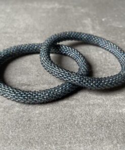 Nepal perle armbånd Nepal armbånd er en inspirerende og fascinerende smykkegenre, der vækker interessen hos smykkeentusiaster over hele verden. Disse håndlavede armbånd er kunstværker, der udstråler autenticitet, skønhed og dyb symbolik. Lad os dykke ned i den betagende verden af Nepal armbånd og udforske, hvad der gør dem så unikke og eftertragtede. Hvert Nepal armbånd er unikt, og det er netop denne individualitet, der appellerer til mange. Armbåndene er ofte skabt af dygtige nepalesiske håndværkere, der gennem generationer har forfinet deres teknikker til at skabe smykker af høj kvalitet. Disse håndværkere bruger traditionelle metoder, som har været en del af Nepals kultur og historie i århundreder. Processen er omhyggelig og kræver en stor grad af præcision og tålmodighed, hvilket gør hvert armbånd til en kærlighedsfyldt skabelse. Nepal armbånd er kendt for deres farverige og levende design. De er ofte dekoreret med perler, ædelstene, træ, metal eller andre naturlige materialer, hvilket giver dem et unikt udseende. Hvert enkelt element, der anvendes i armbåndene, er udvalgt omhyggeligt for at skabe en harmonisk kombination af farver og teksturer. Disse elementer er ofte inspireret af Nepals rige natur og kultur, hvilket giver armbåndene en autentisk følelse og en stærk forbindelse til landet. Symbolik spiller også en vigtig rolle i Nepal armbåndenes popularitet. Mange af armbåndene har indgraverede mønstre eller symboler, der repræsenterer vigtige aspekter af Nepals traditioner og spiritualitet. Disse symboler kan have betydning for held, lykke, kærlighed, beskyttelse eller en dybere forbindelse til naturen. At bære et Nepal armbånd kan derfor have en dybere betydning for bæreren og kan fungere som en påmindelse om deres forbindelse til Nepals rige arv. Nepal armbånd er ikke kun smukke smykker, men de har også en stærk social og kulturel betydning. Mange af disse smykker er håndlavede af kvinder, der er en del af samfundet i landområderne i Nepal. Produktionen af armbåndene giver disse kvinder mulighed for at skabe en bæredygtig indkomst, forbedre deres levevilkår og styrke deres selvstændighed. Når du køber et Nepal armbånd, bidrager du derfor til at støtte en positiv social indvirkning og bevare traditionelle håndværksmæssige metoder. Udover deres kulturelle og sociale betydning er Nepal armbånd også en favorit blandt modebevidste enkeltpersoner, der ønsker at tilføje en unik og autentisk touch til deres stil. Disse armbånd kan styles på utallige måder, uanset om du ønsker at skabe et bohemeinspireret look, en farverig festlig stil eller en subtil og elegant kombination. Der er et Nepal armbånd til enhver lejlighed og enhver personlig præference. I det store udvalg af smykker, der findes i dagens marked, skiller Nepal armbånd sig ud som en særlig perle. Deres håndlavede karakter, farverige design, dybe symbolik og sociale indvirkning gør dem til mere end bare smykker - de er en form for kunst og kultur, der fortæller historien om Nepal og dets folk. Ved at bære et Nepal armbånd, bærer du også med dig en del af dette rige og inspirerende land. Så uanset om du leder efter en meningsfuld gave eller ønsker at berige din egen smykkesamling, vil et Nepal armbånd være et mindeværdigt og værdsat valg.