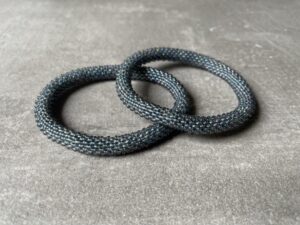 Nepal perle armbånd Nepal armbånd er en inspirerende og fascinerende smykkegenre, der vækker interessen hos smykkeentusiaster over hele verden. Disse håndlavede armbånd er kunstværker, der udstråler autenticitet, skønhed og dyb symbolik. Lad os dykke ned i den betagende verden af Nepal armbånd og udforske, hvad der gør dem så unikke og eftertragtede. Hvert Nepal armbånd er unikt, og det er netop denne individualitet, der appellerer til mange. Armbåndene er ofte skabt af dygtige nepalesiske håndværkere, der gennem generationer har forfinet deres teknikker til at skabe smykker af høj kvalitet. Disse håndværkere bruger traditionelle metoder, som har været en del af Nepals kultur og historie i århundreder. Processen er omhyggelig og kræver en stor grad af præcision og tålmodighed, hvilket gør hvert armbånd til en kærlighedsfyldt skabelse. Nepal armbånd er kendt for deres farverige og levende design. De er ofte dekoreret med perler, ædelstene, træ, metal eller andre naturlige materialer, hvilket giver dem et unikt udseende. Hvert enkelt element, der anvendes i armbåndene, er udvalgt omhyggeligt for at skabe en harmonisk kombination af farver og teksturer. Disse elementer er ofte inspireret af Nepals rige natur og kultur, hvilket giver armbåndene en autentisk følelse og en stærk forbindelse til landet. Symbolik spiller også en vigtig rolle i Nepal armbåndenes popularitet. Mange af armbåndene har indgraverede mønstre eller symboler, der repræsenterer vigtige aspekter af Nepals traditioner og spiritualitet. Disse symboler kan have betydning for held, lykke, kærlighed, beskyttelse eller en dybere forbindelse til naturen. At bære et Nepal armbånd kan derfor have en dybere betydning for bæreren og kan fungere som en påmindelse om deres forbindelse til Nepals rige arv. Nepal armbånd er ikke kun smukke smykker, men de har også en stærk social og kulturel betydning. Mange af disse smykker er håndlavede af kvinder, der er en del af samfundet i landområderne i Nepal. Produktionen af armbåndene giver disse kvinder mulighed for at skabe en bæredygtig indkomst, forbedre deres levevilkår og styrke deres selvstændighed. Når du køber et Nepal armbånd, bidrager du derfor til at støtte en positiv social indvirkning og bevare traditionelle håndværksmæssige metoder. Udover deres kulturelle og sociale betydning er Nepal armbånd også en favorit blandt modebevidste enkeltpersoner, der ønsker at tilføje en unik og autentisk touch til deres stil. Disse armbånd kan styles på utallige måder, uanset om du ønsker at skabe et bohemeinspireret look, en farverig festlig stil eller en subtil og elegant kombination. Der er et Nepal armbånd til enhver lejlighed og enhver personlig præference. I det store udvalg af smykker, der findes i dagens marked, skiller Nepal armbånd sig ud som en særlig perle. Deres håndlavede karakter, farverige design, dybe symbolik og sociale indvirkning gør dem til mere end bare smykker - de er en form for kunst og kultur, der fortæller historien om Nepal og dets folk. Ved at bære et Nepal armbånd, bærer du også med dig en del af dette rige og inspirerende land. Så uanset om du leder efter en meningsfuld gave eller ønsker at berige din egen smykkesamling, vil et Nepal armbånd være et mindeværdigt og værdsat valg.