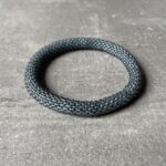 Nepal perle armbånd Nepal armbånd er en inspirerende og fascinerende smykkegenre, der vækker interessen hos smykkeentusiaster over hele verden. Disse håndlavede armbånd er kunstværker, der udstråler autenticitet, skønhed og dyb symbolik. Lad os dykke ned i den betagende verden af Nepal armbånd og udforske, hvad der gør dem så unikke og eftertragtede. Hvert Nepal armbånd er unikt, og det er netop denne individualitet, der appellerer til mange. Armbåndene er ofte skabt af dygtige nepalesiske håndværkere, der gennem generationer har forfinet deres teknikker til at skabe smykker af høj kvalitet. Disse håndværkere bruger traditionelle metoder, som har været en del af Nepals kultur og historie i århundreder. Processen er omhyggelig og kræver en stor grad af præcision og tålmodighed, hvilket gør hvert armbånd til en kærlighedsfyldt skabelse. Nepal armbånd er kendt for deres farverige og levende design. De er ofte dekoreret med perler, ædelstene, træ, metal eller andre naturlige materialer, hvilket giver dem et unikt udseende. Hvert enkelt element, der anvendes i armbåndene, er udvalgt omhyggeligt for at skabe en harmonisk kombination af farver og teksturer. Disse elementer er ofte inspireret af Nepals rige natur og kultur, hvilket giver armbåndene en autentisk følelse og en stærk forbindelse til landet. Symbolik spiller også en vigtig rolle i Nepal armbåndenes popularitet. Mange af armbåndene har indgraverede mønstre eller symboler, der repræsenterer vigtige aspekter af Nepals traditioner og spiritualitet. Disse symboler kan have betydning for held, lykke, kærlighed, beskyttelse eller en dybere forbindelse til naturen. At bære et Nepal armbånd kan derfor have en dybere betydning for bæreren og kan fungere som en påmindelse om deres forbindelse til Nepals rige arv. Nepal armbånd er ikke kun smukke smykker, men de har også en stærk social og kulturel betydning. Mange af disse smykker er håndlavede af kvinder, der er en del af samfundet i landområderne i Nepal. Produktionen af armbåndene giver disse kvinder mulighed for at skabe en bæredygtig indkomst, forbedre deres levevilkår og styrke deres selvstændighed. Når du køber et Nepal armbånd, bidrager du derfor til at støtte en positiv social indvirkning og bevare traditionelle håndværksmæssige metoder. Udover deres kulturelle og sociale betydning er Nepal armbånd også en favorit blandt modebevidste enkeltpersoner, der ønsker at tilføje en unik og autentisk touch til deres stil. Disse armbånd kan styles på utallige måder, uanset om du ønsker at skabe et bohemeinspireret look, en farverig festlig stil eller en subtil og elegant kombination. Der er et Nepal armbånd til enhver lejlighed og enhver personlig præference. I det store udvalg af smykker, der findes i dagens marked, skiller Nepal armbånd sig ud som en særlig perle. Deres håndlavede karakter, farverige design, dybe symbolik og sociale indvirkning gør dem til mere end bare smykker - de er en form for kunst og kultur, der fortæller historien om Nepal og dets folk. Ved at bære et Nepal armbånd, bærer du også med dig en del af dette rige og inspirerende land. Så uanset om du leder efter en meningsfuld gave eller ønsker at berige din egen smykkesamling, vil et Nepal armbånd være et mindeværdigt og værdsat valg.