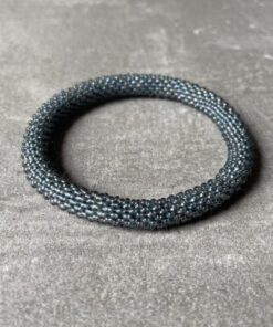 Nepal perle armbånd Nepal armbånd er en inspirerende og fascinerende smykkegenre, der vækker interessen hos smykkeentusiaster over hele verden. Disse håndlavede armbånd er kunstværker, der udstråler autenticitet, skønhed og dyb symbolik. Lad os dykke ned i den betagende verden af Nepal armbånd og udforske, hvad der gør dem så unikke og eftertragtede. Hvert Nepal armbånd er unikt, og det er netop denne individualitet, der appellerer til mange. Armbåndene er ofte skabt af dygtige nepalesiske håndværkere, der gennem generationer har forfinet deres teknikker til at skabe smykker af høj kvalitet. Disse håndværkere bruger traditionelle metoder, som har været en del af Nepals kultur og historie i århundreder. Processen er omhyggelig og kræver en stor grad af præcision og tålmodighed, hvilket gør hvert armbånd til en kærlighedsfyldt skabelse. Nepal armbånd er kendt for deres farverige og levende design. De er ofte dekoreret med perler, ædelstene, træ, metal eller andre naturlige materialer, hvilket giver dem et unikt udseende. Hvert enkelt element, der anvendes i armbåndene, er udvalgt omhyggeligt for at skabe en harmonisk kombination af farver og teksturer. Disse elementer er ofte inspireret af Nepals rige natur og kultur, hvilket giver armbåndene en autentisk følelse og en stærk forbindelse til landet. Symbolik spiller også en vigtig rolle i Nepal armbåndenes popularitet. Mange af armbåndene har indgraverede mønstre eller symboler, der repræsenterer vigtige aspekter af Nepals traditioner og spiritualitet. Disse symboler kan have betydning for held, lykke, kærlighed, beskyttelse eller en dybere forbindelse til naturen. At bære et Nepal armbånd kan derfor have en dybere betydning for bæreren og kan fungere som en påmindelse om deres forbindelse til Nepals rige arv. Nepal armbånd er ikke kun smukke smykker, men de har også en stærk social og kulturel betydning. Mange af disse smykker er håndlavede af kvinder, der er en del af samfundet i landområderne i Nepal. Produktionen af armbåndene giver disse kvinder mulighed for at skabe en bæredygtig indkomst, forbedre deres levevilkår og styrke deres selvstændighed. Når du køber et Nepal armbånd, bidrager du derfor til at støtte en positiv social indvirkning og bevare traditionelle håndværksmæssige metoder. Udover deres kulturelle og sociale betydning er Nepal armbånd også en favorit blandt modebevidste enkeltpersoner, der ønsker at tilføje en unik og autentisk touch til deres stil. Disse armbånd kan styles på utallige måder, uanset om du ønsker at skabe et bohemeinspireret look, en farverig festlig stil eller en subtil og elegant kombination. Der er et Nepal armbånd til enhver lejlighed og enhver personlig præference. I det store udvalg af smykker, der findes i dagens marked, skiller Nepal armbånd sig ud som en særlig perle. Deres håndlavede karakter, farverige design, dybe symbolik og sociale indvirkning gør dem til mere end bare smykker - de er en form for kunst og kultur, der fortæller historien om Nepal og dets folk. Ved at bære et Nepal armbånd, bærer du også med dig en del af dette rige og inspirerende land. Så uanset om du leder efter en meningsfuld gave eller ønsker at berige din egen smykkesamling, vil et Nepal armbånd være et mindeværdigt og værdsat valg.