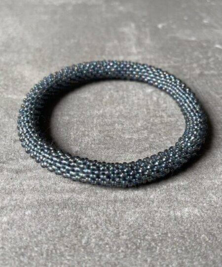 Nepal perle armbånd Nepal armbånd er en inspirerende og fascinerende smykkegenre, der vækker interessen hos smykkeentusiaster over hele verden. Disse håndlavede armbånd er kunstværker, der udstråler autenticitet, skønhed og dyb symbolik. Lad os dykke ned i den betagende verden af Nepal armbånd og udforske, hvad der gør dem så unikke og eftertragtede. Hvert Nepal armbånd er unikt, og det er netop denne individualitet, der appellerer til mange. Armbåndene er ofte skabt af dygtige nepalesiske håndværkere, der gennem generationer har forfinet deres teknikker til at skabe smykker af høj kvalitet. Disse håndværkere bruger traditionelle metoder, som har været en del af Nepals kultur og historie i århundreder. Processen er omhyggelig og kræver en stor grad af præcision og tålmodighed, hvilket gør hvert armbånd til en kærlighedsfyldt skabelse. Nepal armbånd er kendt for deres farverige og levende design. De er ofte dekoreret med perler, ædelstene, træ, metal eller andre naturlige materialer, hvilket giver dem et unikt udseende. Hvert enkelt element, der anvendes i armbåndene, er udvalgt omhyggeligt for at skabe en harmonisk kombination af farver og teksturer. Disse elementer er ofte inspireret af Nepals rige natur og kultur, hvilket giver armbåndene en autentisk følelse og en stærk forbindelse til landet. Symbolik spiller også en vigtig rolle i Nepal armbåndenes popularitet. Mange af armbåndene har indgraverede mønstre eller symboler, der repræsenterer vigtige aspekter af Nepals traditioner og spiritualitet. Disse symboler kan have betydning for held, lykke, kærlighed, beskyttelse eller en dybere forbindelse til naturen. At bære et Nepal armbånd kan derfor have en dybere betydning for bæreren og kan fungere som en påmindelse om deres forbindelse til Nepals rige arv. Nepal armbånd er ikke kun smukke smykker, men de har også en stærk social og kulturel betydning. Mange af disse smykker er håndlavede af kvinder, der er en del af samfundet i landområderne i Nepal. Produktionen af armbåndene giver disse kvinder mulighed for at skabe en bæredygtig indkomst, forbedre deres levevilkår og styrke deres selvstændighed. Når du køber et Nepal armbånd, bidrager du derfor til at støtte en positiv social indvirkning og bevare traditionelle håndværksmæssige metoder. Udover deres kulturelle og sociale betydning er Nepal armbånd også en favorit blandt modebevidste enkeltpersoner, der ønsker at tilføje en unik og autentisk touch til deres stil. Disse armbånd kan styles på utallige måder, uanset om du ønsker at skabe et bohemeinspireret look, en farverig festlig stil eller en subtil og elegant kombination. Der er et Nepal armbånd til enhver lejlighed og enhver personlig præference. I det store udvalg af smykker, der findes i dagens marked, skiller Nepal armbånd sig ud som en særlig perle. Deres håndlavede karakter, farverige design, dybe symbolik og sociale indvirkning gør dem til mere end bare smykker - de er en form for kunst og kultur, der fortæller historien om Nepal og dets folk. Ved at bære et Nepal armbånd, bærer du også med dig en del af dette rige og inspirerende land. Så uanset om du leder efter en meningsfuld gave eller ønsker at berige din egen smykkesamling, vil et Nepal armbånd være et mindeværdigt og værdsat valg.