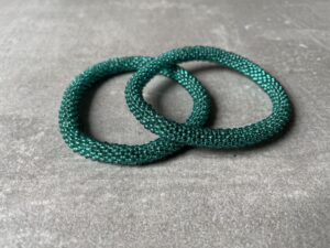 Nepal perle armbånd Nepal armbånd er en inspirerende og fascinerende smykkegenre, der vækker interessen hos smykkeentusiaster over hele verden. Disse håndlavede armbånd er kunstværker, der udstråler autenticitet, skønhed og dyb symbolik. Lad os dykke ned i den betagende verden af Nepal armbånd og udforske, hvad der gør dem så unikke og eftertragtede. Hvert Nepal armbånd er unikt, og det er netop denne individualitet, der appellerer til mange. Armbåndene er ofte skabt af dygtige nepalesiske håndværkere, der gennem generationer har forfinet deres teknikker til at skabe smykker af høj kvalitet. Disse håndværkere bruger traditionelle metoder, som har været en del af Nepals kultur og historie i århundreder. Processen er omhyggelig og kræver en stor grad af præcision og tålmodighed, hvilket gør hvert armbånd til en kærlighedsfyldt skabelse. Nepal armbånd er kendt for deres farverige og levende design. De er ofte dekoreret med perler, ædelstene, træ, metal eller andre naturlige materialer, hvilket giver dem et unikt udseende. Hvert enkelt element, der anvendes i armbåndene, er udvalgt omhyggeligt for at skabe en harmonisk kombination af farver og teksturer. Disse elementer er ofte inspireret af Nepals rige natur og kultur, hvilket giver armbåndene en autentisk følelse og en stærk forbindelse til landet. Symbolik spiller også en vigtig rolle i Nepal armbåndenes popularitet. Mange af armbåndene har indgraverede mønstre eller symboler, der repræsenterer vigtige aspekter af Nepals traditioner og spiritualitet. Disse symboler kan have betydning for held, lykke, kærlighed, beskyttelse eller en dybere forbindelse til naturen. At bære et Nepal armbånd kan derfor have en dybere betydning for bæreren og kan fungere som en påmindelse om deres forbindelse til Nepals rige arv. Nepal armbånd er ikke kun smukke smykker, men de har også en stærk social og kulturel betydning. Mange af disse smykker er håndlavede af kvinder, der er en del af samfundet i landområderne i Nepal. Produktionen af armbåndene giver disse kvinder mulighed for at skabe en bæredygtig indkomst, forbedre deres levevilkår og styrke deres selvstændighed. Når du køber et Nepal armbånd, bidrager du derfor til at støtte en positiv social indvirkning og bevare traditionelle håndværksmæssige metoder. Udover deres kulturelle og sociale betydning er Nepal armbånd også en favorit blandt modebevidste enkeltpersoner, der ønsker at tilføje en unik og autentisk touch til deres stil. Disse armbånd kan styles på utallige måder, uanset om du ønsker at skabe et bohemeinspireret look, en farverig festlig stil eller en subtil og elegant kombination. Der er et Nepal armbånd til enhver lejlighed og enhver personlig præference. I det store udvalg af smykker, der findes i dagens marked, skiller Nepal armbånd sig ud som en særlig perle. Deres håndlavede karakter, farverige design, dybe symbolik og sociale indvirkning gør dem til mere end bare smykker - de er en form for kunst og kultur, der fortæller historien om Nepal og dets folk. Ved at bære et Nepal armbånd, bærer du også med dig en del af dette rige og inspirerende land. Så uanset om du leder efter en meningsfuld gave eller ønsker at berige din egen smykkesamling, vil et Nepal armbånd være et mindeværdigt og værdsat valg.