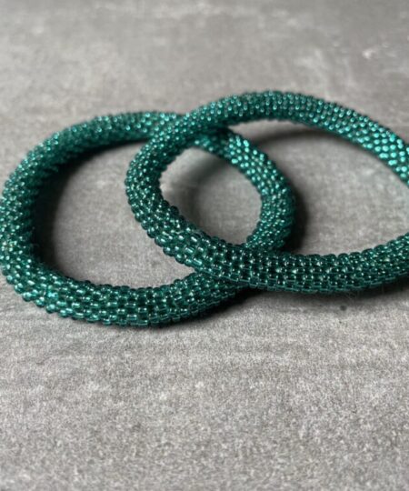 Nepal perle armbånd Nepal armbånd er en inspirerende og fascinerende smykkegenre, der vækker interessen hos smykkeentusiaster over hele verden. Disse håndlavede armbånd er kunstværker, der udstråler autenticitet, skønhed og dyb symbolik. Lad os dykke ned i den betagende verden af Nepal armbånd og udforske, hvad der gør dem så unikke og eftertragtede. Hvert Nepal armbånd er unikt, og det er netop denne individualitet, der appellerer til mange. Armbåndene er ofte skabt af dygtige nepalesiske håndværkere, der gennem generationer har forfinet deres teknikker til at skabe smykker af høj kvalitet. Disse håndværkere bruger traditionelle metoder, som har været en del af Nepals kultur og historie i århundreder. Processen er omhyggelig og kræver en stor grad af præcision og tålmodighed, hvilket gør hvert armbånd til en kærlighedsfyldt skabelse. Nepal armbånd er kendt for deres farverige og levende design. De er ofte dekoreret med perler, ædelstene, træ, metal eller andre naturlige materialer, hvilket giver dem et unikt udseende. Hvert enkelt element, der anvendes i armbåndene, er udvalgt omhyggeligt for at skabe en harmonisk kombination af farver og teksturer. Disse elementer er ofte inspireret af Nepals rige natur og kultur, hvilket giver armbåndene en autentisk følelse og en stærk forbindelse til landet. Symbolik spiller også en vigtig rolle i Nepal armbåndenes popularitet. Mange af armbåndene har indgraverede mønstre eller symboler, der repræsenterer vigtige aspekter af Nepals traditioner og spiritualitet. Disse symboler kan have betydning for held, lykke, kærlighed, beskyttelse eller en dybere forbindelse til naturen. At bære et Nepal armbånd kan derfor have en dybere betydning for bæreren og kan fungere som en påmindelse om deres forbindelse til Nepals rige arv. Nepal armbånd er ikke kun smukke smykker, men de har også en stærk social og kulturel betydning. Mange af disse smykker er håndlavede af kvinder, der er en del af samfundet i landområderne i Nepal. Produktionen af armbåndene giver disse kvinder mulighed for at skabe en bæredygtig indkomst, forbedre deres levevilkår og styrke deres selvstændighed. Når du køber et Nepal armbånd, bidrager du derfor til at støtte en positiv social indvirkning og bevare traditionelle håndværksmæssige metoder. Udover deres kulturelle og sociale betydning er Nepal armbånd også en favorit blandt modebevidste enkeltpersoner, der ønsker at tilføje en unik og autentisk touch til deres stil. Disse armbånd kan styles på utallige måder, uanset om du ønsker at skabe et bohemeinspireret look, en farverig festlig stil eller en subtil og elegant kombination. Der er et Nepal armbånd til enhver lejlighed og enhver personlig præference. I det store udvalg af smykker, der findes i dagens marked, skiller Nepal armbånd sig ud som en særlig perle. Deres håndlavede karakter, farverige design, dybe symbolik og sociale indvirkning gør dem til mere end bare smykker - de er en form for kunst og kultur, der fortæller historien om Nepal og dets folk. Ved at bære et Nepal armbånd, bærer du også med dig en del af dette rige og inspirerende land. Så uanset om du leder efter en meningsfuld gave eller ønsker at berige din egen smykkesamling, vil et Nepal armbånd være et mindeværdigt og værdsat valg.