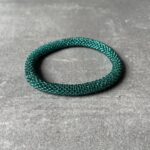 Nepal perle armbånd Nepal armbånd er en inspirerende og fascinerende smykkegenre, der vækker interessen hos smykkeentusiaster over hele verden. Disse håndlavede armbånd er kunstværker, der udstråler autenticitet, skønhed og dyb symbolik. Lad os dykke ned i den betagende verden af Nepal armbånd og udforske, hvad der gør dem så unikke og eftertragtede. Hvert Nepal armbånd er unikt, og det er netop denne individualitet, der appellerer til mange. Armbåndene er ofte skabt af dygtige nepalesiske håndværkere, der gennem generationer har forfinet deres teknikker til at skabe smykker af høj kvalitet. Disse håndværkere bruger traditionelle metoder, som har været en del af Nepals kultur og historie i århundreder. Processen er omhyggelig og kræver en stor grad af præcision og tålmodighed, hvilket gør hvert armbånd til en kærlighedsfyldt skabelse. Nepal armbånd er kendt for deres farverige og levende design. De er ofte dekoreret med perler, ædelstene, træ, metal eller andre naturlige materialer, hvilket giver dem et unikt udseende. Hvert enkelt element, der anvendes i armbåndene, er udvalgt omhyggeligt for at skabe en harmonisk kombination af farver og teksturer. Disse elementer er ofte inspireret af Nepals rige natur og kultur, hvilket giver armbåndene en autentisk følelse og en stærk forbindelse til landet. Symbolik spiller også en vigtig rolle i Nepal armbåndenes popularitet. Mange af armbåndene har indgraverede mønstre eller symboler, der repræsenterer vigtige aspekter af Nepals traditioner og spiritualitet. Disse symboler kan have betydning for held, lykke, kærlighed, beskyttelse eller en dybere forbindelse til naturen. At bære et Nepal armbånd kan derfor have en dybere betydning for bæreren og kan fungere som en påmindelse om deres forbindelse til Nepals rige arv. Nepal armbånd er ikke kun smukke smykker, men de har også en stærk social og kulturel betydning. Mange af disse smykker er håndlavede af kvinder, der er en del af samfundet i landområderne i Nepal. Produktionen af armbåndene giver disse kvinder mulighed for at skabe en bæredygtig indkomst, forbedre deres levevilkår og styrke deres selvstændighed. Når du køber et Nepal armbånd, bidrager du derfor til at støtte en positiv social indvirkning og bevare traditionelle håndværksmæssige metoder. Udover deres kulturelle og sociale betydning er Nepal armbånd også en favorit blandt modebevidste enkeltpersoner, der ønsker at tilføje en unik og autentisk touch til deres stil. Disse armbånd kan styles på utallige måder, uanset om du ønsker at skabe et bohemeinspireret look, en farverig festlig stil eller en subtil og elegant kombination. Der er et Nepal armbånd til enhver lejlighed og enhver personlig præference. I det store udvalg af smykker, der findes i dagens marked, skiller Nepal armbånd sig ud som en særlig perle. Deres håndlavede karakter, farverige design, dybe symbolik og sociale indvirkning gør dem til mere end bare smykker - de er en form for kunst og kultur, der fortæller historien om Nepal og dets folk. Ved at bære et Nepal armbånd, bærer du også med dig en del af dette rige og inspirerende land. Så uanset om du leder efter en meningsfuld gave eller ønsker at berige din egen smykkesamling, vil et Nepal armbånd være et mindeværdigt og værdsat valg.