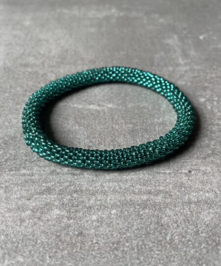 Nepal perle armbånd Nepal armbånd er en inspirerende og fascinerende smykkegenre, der vækker interessen hos smykkeentusiaster over hele verden. Disse håndlavede armbånd er kunstværker, der udstråler autenticitet, skønhed og dyb symbolik. Lad os dykke ned i den betagende verden af Nepal armbånd og udforske, hvad der gør dem så unikke og eftertragtede. Hvert Nepal armbånd er unikt, og det er netop denne individualitet, der appellerer til mange. Armbåndene er ofte skabt af dygtige nepalesiske håndværkere, der gennem generationer har forfinet deres teknikker til at skabe smykker af høj kvalitet. Disse håndværkere bruger traditionelle metoder, som har været en del af Nepals kultur og historie i århundreder. Processen er omhyggelig og kræver en stor grad af præcision og tålmodighed, hvilket gør hvert armbånd til en kærlighedsfyldt skabelse. Nepal armbånd er kendt for deres farverige og levende design. De er ofte dekoreret med perler, ædelstene, træ, metal eller andre naturlige materialer, hvilket giver dem et unikt udseende. Hvert enkelt element, der anvendes i armbåndene, er udvalgt omhyggeligt for at skabe en harmonisk kombination af farver og teksturer. Disse elementer er ofte inspireret af Nepals rige natur og kultur, hvilket giver armbåndene en autentisk følelse og en stærk forbindelse til landet. Symbolik spiller også en vigtig rolle i Nepal armbåndenes popularitet. Mange af armbåndene har indgraverede mønstre eller symboler, der repræsenterer vigtige aspekter af Nepals traditioner og spiritualitet. Disse symboler kan have betydning for held, lykke, kærlighed, beskyttelse eller en dybere forbindelse til naturen. At bære et Nepal armbånd kan derfor have en dybere betydning for bæreren og kan fungere som en påmindelse om deres forbindelse til Nepals rige arv. Nepal armbånd er ikke kun smukke smykker, men de har også en stærk social og kulturel betydning. Mange af disse smykker er håndlavede af kvinder, der er en del af samfundet i landområderne i Nepal. Produktionen af armbåndene giver disse kvinder mulighed for at skabe en bæredygtig indkomst, forbedre deres levevilkår og styrke deres selvstændighed. Når du køber et Nepal armbånd, bidrager du derfor til at støtte en positiv social indvirkning og bevare traditionelle håndværksmæssige metoder. Udover deres kulturelle og sociale betydning er Nepal armbånd også en favorit blandt modebevidste enkeltpersoner, der ønsker at tilføje en unik og autentisk touch til deres stil. Disse armbånd kan styles på utallige måder, uanset om du ønsker at skabe et bohemeinspireret look, en farverig festlig stil eller en subtil og elegant kombination. Der er et Nepal armbånd til enhver lejlighed og enhver personlig præference. I det store udvalg af smykker, der findes i dagens marked, skiller Nepal armbånd sig ud som en særlig perle. Deres håndlavede karakter, farverige design, dybe symbolik og sociale indvirkning gør dem til mere end bare smykker - de er en form for kunst og kultur, der fortæller historien om Nepal og dets folk. Ved at bære et Nepal armbånd, bærer du også med dig en del af dette rige og inspirerende land. Så uanset om du leder efter en meningsfuld gave eller ønsker at berige din egen smykkesamling, vil et Nepal armbånd være et mindeværdigt og værdsat valg.