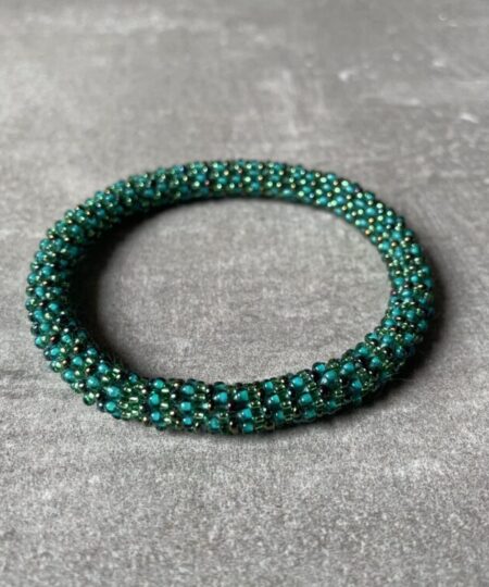 Nepal perle armbånd Nepal armbånd er en inspirerende og fascinerende smykkegenre, der vækker interessen hos smykkeentusiaster over hele verden. Disse håndlavede armbånd er kunstværker, der udstråler autenticitet, skønhed og dyb symbolik. Lad os dykke ned i den betagende verden af Nepal armbånd og udforske, hvad der gør dem så unikke og eftertragtede. Hvert Nepal armbånd er unikt, og det er netop denne individualitet, der appellerer til mange. Armbåndene er ofte skabt af dygtige nepalesiske håndværkere, der gennem generationer har forfinet deres teknikker til at skabe smykker af høj kvalitet. Disse håndværkere bruger traditionelle metoder, som har været en del af Nepals kultur og historie i århundreder. Processen er omhyggelig og kræver en stor grad af præcision og tålmodighed, hvilket gør hvert armbånd til en kærlighedsfyldt skabelse. Nepal armbånd er kendt for deres farverige og levende design. De er ofte dekoreret med perler, ædelstene, træ, metal eller andre naturlige materialer, hvilket giver dem et unikt udseende. Hvert enkelt element, der anvendes i armbåndene, er udvalgt omhyggeligt for at skabe en harmonisk kombination af farver og teksturer. Disse elementer er ofte inspireret af Nepals rige natur og kultur, hvilket giver armbåndene en autentisk følelse og en stærk forbindelse til landet. Symbolik spiller også en vigtig rolle i Nepal armbåndenes popularitet. Mange af armbåndene har indgraverede mønstre eller symboler, der repræsenterer vigtige aspekter af Nepals traditioner og spiritualitet. Disse symboler kan have betydning for held, lykke, kærlighed, beskyttelse eller en dybere forbindelse til naturen. At bære et Nepal armbånd kan derfor have en dybere betydning for bæreren og kan fungere som en påmindelse om deres forbindelse til Nepals rige arv. Nepal armbånd er ikke kun smukke smykker, men de har også en stærk social og kulturel betydning. Mange af disse smykker er håndlavede af kvinder, der er en del af samfundet i landområderne i Nepal. Produktionen af armbåndene giver disse kvinder mulighed for at skabe en bæredygtig indkomst, forbedre deres levevilkår og styrke deres selvstændighed. Når du køber et Nepal armbånd, bidrager du derfor til at støtte en positiv social indvirkning og bevare traditionelle håndværksmæssige metoder. Udover deres kulturelle og sociale betydning er Nepal armbånd også en favorit blandt modebevidste enkeltpersoner, der ønsker at tilføje en unik og autentisk touch til deres stil. Disse armbånd kan styles på utallige måder, uanset om du ønsker at skabe et bohemeinspireret look, en farverig festlig stil eller en subtil og elegant kombination. Der er et Nepal armbånd til enhver lejlighed og enhver personlig præference. I det store udvalg af smykker, der findes i dagens marked, skiller Nepal armbånd sig ud som en særlig perle. Deres håndlavede karakter, farverige design, dybe symbolik og sociale indvirkning gør dem til mere end bare smykker - de er en form for kunst og kultur, der fortæller historien om Nepal og dets folk. Ved at bære et Nepal armbånd, bærer du også med dig en del af dette rige og inspirerende land. Så uanset om du leder efter en meningsfuld gave eller ønsker at berige din egen smykkesamling, vil et Nepal armbånd være et mindeværdigt og værdsat valg.