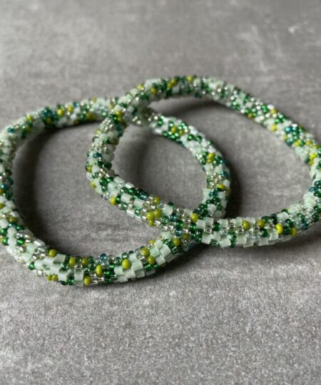 Nepal perle armbånd Nepal armbånd er en inspirerende og fascinerende smykkegenre, der vækker interessen hos smykkeentusiaster over hele verden. Disse håndlavede armbånd er kunstværker, der udstråler autenticitet, skønhed og dyb symbolik. Lad os dykke ned i den betagende verden af Nepal armbånd og udforske, hvad der gør dem så unikke og eftertragtede. Hvert Nepal armbånd er unikt, og det er netop denne individualitet, der appellerer til mange. Armbåndene er ofte skabt af dygtige nepalesiske håndværkere, der gennem generationer har forfinet deres teknikker til at skabe smykker af høj kvalitet. Disse håndværkere bruger traditionelle metoder, som har været en del af Nepals kultur og historie i århundreder. Processen er omhyggelig og kræver en stor grad af præcision og tålmodighed, hvilket gør hvert armbånd til en kærlighedsfyldt skabelse. Nepal armbånd er kendt for deres farverige og levende design. De er ofte dekoreret med perler, ædelstene, træ, metal eller andre naturlige materialer, hvilket giver dem et unikt udseende. Hvert enkelt element, der anvendes i armbåndene, er udvalgt omhyggeligt for at skabe en harmonisk kombination af farver og teksturer. Disse elementer er ofte inspireret af Nepals rige natur og kultur, hvilket giver armbåndene en autentisk følelse og en stærk forbindelse til landet. Symbolik spiller også en vigtig rolle i Nepal armbåndenes popularitet. Mange af armbåndene har indgraverede mønstre eller symboler, der repræsenterer vigtige aspekter af Nepals traditioner og spiritualitet. Disse symboler kan have betydning for held, lykke, kærlighed, beskyttelse eller en dybere forbindelse til naturen. At bære et Nepal armbånd kan derfor have en dybere betydning for bæreren og kan fungere som en påmindelse om deres forbindelse til Nepals rige arv. Nepal armbånd er ikke kun smukke smykker, men de har også en stærk social og kulturel betydning. Mange af disse smykker er håndlavede af kvinder, der er en del af samfundet i landområderne i Nepal. Produktionen af armbåndene giver disse kvinder mulighed for at skabe en bæredygtig indkomst, forbedre deres levevilkår og styrke deres selvstændighed. Når du køber et Nepal armbånd, bidrager du derfor til at støtte en positiv social indvirkning og bevare traditionelle håndværksmæssige metoder. Udover deres kulturelle og sociale betydning er Nepal armbånd også en favorit blandt modebevidste enkeltpersoner, der ønsker at tilføje en unik og autentisk touch til deres stil. Disse armbånd kan styles på utallige måder, uanset om du ønsker at skabe et bohemeinspireret look, en farverig festlig stil eller en subtil og elegant kombination. Der er et Nepal armbånd til enhver lejlighed og enhver personlig præference. I det store udvalg af smykker, der findes i dagens marked, skiller Nepal armbånd sig ud som en særlig perle. Deres håndlavede karakter, farverige design, dybe symbolik og sociale indvirkning gør dem til mere end bare smykker - de er en form for kunst og kultur, der fortæller historien om Nepal og dets folk. Ved at bære et Nepal armbånd, bærer du også med dig en del af dette rige og inspirerende land. Så uanset om du leder efter en meningsfuld gave eller ønsker at berige din egen smykkesamling, vil et Nepal armbånd være et mindeværdigt og værdsat valg.