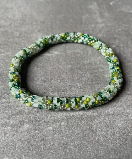 Nepal perle armbånd Nepal armbånd er en inspirerende og fascinerende smykkegenre, der vækker interessen hos smykkeentusiaster over hele verden. Disse håndlavede armbånd er kunstværker, der udstråler autenticitet, skønhed og dyb symbolik. Lad os dykke ned i den betagende verden af Nepal armbånd og udforske, hvad der gør dem så unikke og eftertragtede. Hvert Nepal armbånd er unikt, og det er netop denne individualitet, der appellerer til mange. Armbåndene er ofte skabt af dygtige nepalesiske håndværkere, der gennem generationer har forfinet deres teknikker til at skabe smykker af høj kvalitet. Disse håndværkere bruger traditionelle metoder, som har været en del af Nepals kultur og historie i århundreder. Processen er omhyggelig og kræver en stor grad af præcision og tålmodighed, hvilket gør hvert armbånd til en kærlighedsfyldt skabelse. Nepal armbånd er kendt for deres farverige og levende design. De er ofte dekoreret med perler, ædelstene, træ, metal eller andre naturlige materialer, hvilket giver dem et unikt udseende. Hvert enkelt element, der anvendes i armbåndene, er udvalgt omhyggeligt for at skabe en harmonisk kombination af farver og teksturer. Disse elementer er ofte inspireret af Nepals rige natur og kultur, hvilket giver armbåndene en autentisk følelse og en stærk forbindelse til landet. Symbolik spiller også en vigtig rolle i Nepal armbåndenes popularitet. Mange af armbåndene har indgraverede mønstre eller symboler, der repræsenterer vigtige aspekter af Nepals traditioner og spiritualitet. Disse symboler kan have betydning for held, lykke, kærlighed, beskyttelse eller en dybere forbindelse til naturen. At bære et Nepal armbånd kan derfor have en dybere betydning for bæreren og kan fungere som en påmindelse om deres forbindelse til Nepals rige arv. Nepal armbånd er ikke kun smukke smykker, men de har også en stærk social og kulturel betydning. Mange af disse smykker er håndlavede af kvinder, der er en del af samfundet i landområderne i Nepal. Produktionen af armbåndene giver disse kvinder mulighed for at skabe en bæredygtig indkomst, forbedre deres levevilkår og styrke deres selvstændighed. Når du køber et Nepal armbånd, bidrager du derfor til at støtte en positiv social indvirkning og bevare traditionelle håndværksmæssige metoder. Udover deres kulturelle og sociale betydning er Nepal armbånd også en favorit blandt modebevidste enkeltpersoner, der ønsker at tilføje en unik og autentisk touch til deres stil. Disse armbånd kan styles på utallige måder, uanset om du ønsker at skabe et bohemeinspireret look, en farverig festlig stil eller en subtil og elegant kombination. Der er et Nepal armbånd til enhver lejlighed og enhver personlig præference. I det store udvalg af smykker, der findes i dagens marked, skiller Nepal armbånd sig ud som en særlig perle. Deres håndlavede karakter, farverige design, dybe symbolik og sociale indvirkning gør dem til mere end bare smykker - de er en form for kunst og kultur, der fortæller historien om Nepal og dets folk. Ved at bære et Nepal armbånd, bærer du også med dig en del af dette rige og inspirerende land. Så uanset om du leder efter en meningsfuld gave eller ønsker at berige din egen smykkesamling, vil et Nepal armbånd være et mindeværdigt og værdsat valg.