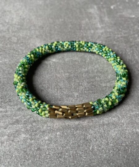 Nepal perle armbånd Nepal armbånd er en inspirerende og fascinerende smykkegenre, der vækker interessen hos smykkeentusiaster over hele verden. Disse håndlavede armbånd er kunstværker, der udstråler autenticitet, skønhed og dyb symbolik. Lad os dykke ned i den betagende verden af Nepal armbånd og udforske, hvad der gør dem så unikke og eftertragtede. Hvert Nepal armbånd er unikt, og det er netop denne individualitet, der appellerer til mange. Armbåndene er ofte skabt af dygtige nepalesiske håndværkere, der gennem generationer har forfinet deres teknikker til at skabe smykker af høj kvalitet. Disse håndværkere bruger traditionelle metoder, som har været en del af Nepals kultur og historie i århundreder. Processen er omhyggelig og kræver en stor grad af præcision og tålmodighed, hvilket gør hvert armbånd til en kærlighedsfyldt skabelse. Nepal armbånd er kendt for deres farverige og levende design. De er ofte dekoreret med perler, ædelstene, træ, metal eller andre naturlige materialer, hvilket giver dem et unikt udseende. Hvert enkelt element, der anvendes i armbåndene, er udvalgt omhyggeligt for at skabe en harmonisk kombination af farver og teksturer. Disse elementer er ofte inspireret af Nepals rige natur og kultur, hvilket giver armbåndene en autentisk følelse og en stærk forbindelse til landet. Symbolik spiller også en vigtig rolle i Nepal armbåndenes popularitet. Mange af armbåndene har indgraverede mønstre eller symboler, der repræsenterer vigtige aspekter af Nepals traditioner og spiritualitet. Disse symboler kan have betydning for held, lykke, kærlighed, beskyttelse eller en dybere forbindelse til naturen. At bære et Nepal armbånd kan derfor have en dybere betydning for bæreren og kan fungere som en påmindelse om deres forbindelse til Nepals rige arv. Nepal armbånd er ikke kun smukke smykker, men de har også en stærk social og kulturel betydning. Mange af disse smykker er håndlavede af kvinder, der er en del af samfundet i landområderne i Nepal. Produktionen af armbåndene giver disse kvinder mulighed for at skabe en bæredygtig indkomst, forbedre deres levevilkår og styrke deres selvstændighed. Når du køber et Nepal armbånd, bidrager du derfor til at støtte en positiv social indvirkning og bevare traditionelle håndværksmæssige metoder. Udover deres kulturelle og sociale betydning er Nepal armbånd også en favorit blandt modebevidste enkeltpersoner, der ønsker at tilføje en unik og autentisk touch til deres stil. Disse armbånd kan styles på utallige måder, uanset om du ønsker at skabe et bohemeinspireret look, en farverig festlig stil eller en subtil og elegant kombination. Der er et Nepal armbånd til enhver lejlighed og enhver personlig præference. I det store udvalg af smykker, der findes i dagens marked, skiller Nepal armbånd sig ud som en særlig perle. Deres håndlavede karakter, farverige design, dybe symbolik og sociale indvirkning gør dem til mere end bare smykker - de er en form for kunst og kultur, der fortæller historien om Nepal og dets folk. Ved at bære et Nepal armbånd, bærer du også med dig en del af dette rige og inspirerende land. Så uanset om du leder efter en meningsfuld gave eller ønsker at berige din egen smykkesamling, vil et Nepal armbånd være et mindeværdigt og værdsat valg.