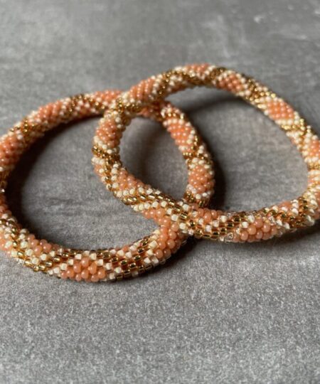 Nepal perle armbånd Nepal armbånd er en inspirerende og fascinerende smykkegenre, der vækker interessen hos smykkeentusiaster over hele verden. Disse håndlavede armbånd er kunstværker, der udstråler autenticitet, skønhed og dyb symbolik. Lad os dykke ned i den betagende verden af Nepal armbånd og udforske, hvad der gør dem så unikke og eftertragtede. Hvert Nepal armbånd er unikt, og det er netop denne individualitet, der appellerer til mange. Armbåndene er ofte skabt af dygtige nepalesiske håndværkere, der gennem generationer har forfinet deres teknikker til at skabe smykker af høj kvalitet. Disse håndværkere bruger traditionelle metoder, som har været en del af Nepals kultur og historie i århundreder. Processen er omhyggelig og kræver en stor grad af præcision og tålmodighed, hvilket gør hvert armbånd til en kærlighedsfyldt skabelse. Nepal armbånd er kendt for deres farverige og levende design. De er ofte dekoreret med perler, ædelstene, træ, metal eller andre naturlige materialer, hvilket giver dem et unikt udseende. Hvert enkelt element, der anvendes i armbåndene, er udvalgt omhyggeligt for at skabe en harmonisk kombination af farver og teksturer. Disse elementer er ofte inspireret af Nepals rige natur og kultur, hvilket giver armbåndene en autentisk følelse og en stærk forbindelse til landet. Symbolik spiller også en vigtig rolle i Nepal armbåndenes popularitet. Mange af armbåndene har indgraverede mønstre eller symboler, der repræsenterer vigtige aspekter af Nepals traditioner og spiritualitet. Disse symboler kan have betydning for held, lykke, kærlighed, beskyttelse eller en dybere forbindelse til naturen. At bære et Nepal armbånd kan derfor have en dybere betydning for bæreren og kan fungere som en påmindelse om deres forbindelse til Nepals rige arv. Nepal armbånd er ikke kun smukke smykker, men de har også en stærk social og kulturel betydning. Mange af disse smykker er håndlavede af kvinder, der er en del af samfundet i landområderne i Nepal. Produktionen af armbåndene giver disse kvinder mulighed for at skabe en bæredygtig indkomst, forbedre deres levevilkår og styrke deres selvstændighed. Når du køber et Nepal armbånd, bidrager du derfor til at støtte en positiv social indvirkning og bevare traditionelle håndværksmæssige metoder. Udover deres kulturelle og sociale betydning er Nepal armbånd også en favorit blandt modebevidste enkeltpersoner, der ønsker at tilføje en unik og autentisk touch til deres stil. Disse armbånd kan styles på utallige måder, uanset om du ønsker at skabe et bohemeinspireret look, en farverig festlig stil eller en subtil og elegant kombination. Der er et Nepal armbånd til enhver lejlighed og enhver personlig præference. I det store udvalg af smykker, der findes i dagens marked, skiller Nepal armbånd sig ud som en særlig perle. Deres håndlavede karakter, farverige design, dybe symbolik og sociale indvirkning gør dem til mere end bare smykker - de er en form for kunst og kultur, der fortæller historien om Nepal og dets folk. Ved at bære et Nepal armbånd, bærer du også med dig en del af dette rige og inspirerende land. Så uanset om du leder efter en meningsfuld gave eller ønsker at berige din egen smykkesamling, vil et Nepal armbånd være et mindeværdigt og værdsat valg.