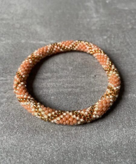 Nepal perle armbånd Nepal armbånd er en inspirerende og fascinerende smykkegenre, der vækker interessen hos smykkeentusiaster over hele verden. Disse håndlavede armbånd er kunstværker, der udstråler autenticitet, skønhed og dyb symbolik. Lad os dykke ned i den betagende verden af Nepal armbånd og udforske, hvad der gør dem så unikke og eftertragtede. Hvert Nepal armbånd er unikt, og det er netop denne individualitet, der appellerer til mange. Armbåndene er ofte skabt af dygtige nepalesiske håndværkere, der gennem generationer har forfinet deres teknikker til at skabe smykker af høj kvalitet. Disse håndværkere bruger traditionelle metoder, som har været en del af Nepals kultur og historie i århundreder. Processen er omhyggelig og kræver en stor grad af præcision og tålmodighed, hvilket gør hvert armbånd til en kærlighedsfyldt skabelse. Nepal armbånd er kendt for deres farverige og levende design. De er ofte dekoreret med perler, ædelstene, træ, metal eller andre naturlige materialer, hvilket giver dem et unikt udseende. Hvert enkelt element, der anvendes i armbåndene, er udvalgt omhyggeligt for at skabe en harmonisk kombination af farver og teksturer. Disse elementer er ofte inspireret af Nepals rige natur og kultur, hvilket giver armbåndene en autentisk følelse og en stærk forbindelse til landet. Symbolik spiller også en vigtig rolle i Nepal armbåndenes popularitet. Mange af armbåndene har indgraverede mønstre eller symboler, der repræsenterer vigtige aspekter af Nepals traditioner og spiritualitet. Disse symboler kan have betydning for held, lykke, kærlighed, beskyttelse eller en dybere forbindelse til naturen. At bære et Nepal armbånd kan derfor have en dybere betydning for bæreren og kan fungere som en påmindelse om deres forbindelse til Nepals rige arv. Nepal armbånd er ikke kun smukke smykker, men de har også en stærk social og kulturel betydning. Mange af disse smykker er håndlavede af kvinder, der er en del af samfundet i landområderne i Nepal. Produktionen af armbåndene giver disse kvinder mulighed for at skabe en bæredygtig indkomst, forbedre deres levevilkår og styrke deres selvstændighed. Når du køber et Nepal armbånd, bidrager du derfor til at støtte en positiv social indvirkning og bevare traditionelle håndværksmæssige metoder. Udover deres kulturelle og sociale betydning er Nepal armbånd også en favorit blandt modebevidste enkeltpersoner, der ønsker at tilføje en unik og autentisk touch til deres stil. Disse armbånd kan styles på utallige måder, uanset om du ønsker at skabe et bohemeinspireret look, en farverig festlig stil eller en subtil og elegant kombination. Der er et Nepal armbånd til enhver lejlighed og enhver personlig præference. I det store udvalg af smykker, der findes i dagens marked, skiller Nepal armbånd sig ud som en særlig perle. Deres håndlavede karakter, farverige design, dybe symbolik og sociale indvirkning gør dem til mere end bare smykker - de er en form for kunst og kultur, der fortæller historien om Nepal og dets folk. Ved at bære et Nepal armbånd, bærer du også med dig en del af dette rige og inspirerende land. Så uanset om du leder efter en meningsfuld gave eller ønsker at berige din egen smykkesamling, vil et Nepal armbånd være et mindeværdigt og værdsat valg.