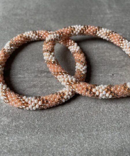 Nepal perle armbånd Nepal armbånd er en inspirerende og fascinerende smykkegenre, der vækker interessen hos smykkeentusiaster over hele verden. Disse håndlavede armbånd er kunstværker, der udstråler autenticitet, skønhed og dyb symbolik. Lad os dykke ned i den betagende verden af Nepal armbånd og udforske, hvad der gør dem så unikke og eftertragtede. Hvert Nepal armbånd er unikt, og det er netop denne individualitet, der appellerer til mange. Armbåndene er ofte skabt af dygtige nepalesiske håndværkere, der gennem generationer har forfinet deres teknikker til at skabe smykker af høj kvalitet. Disse håndværkere bruger traditionelle metoder, som har været en del af Nepals kultur og historie i århundreder. Processen er omhyggelig og kræver en stor grad af præcision og tålmodighed, hvilket gør hvert armbånd til en kærlighedsfyldt skabelse. Nepal armbånd er kendt for deres farverige og levende design. De er ofte dekoreret med perler, ædelstene, træ, metal eller andre naturlige materialer, hvilket giver dem et unikt udseende. Hvert enkelt element, der anvendes i armbåndene, er udvalgt omhyggeligt for at skabe en harmonisk kombination af farver og teksturer. Disse elementer er ofte inspireret af Nepals rige natur og kultur, hvilket giver armbåndene en autentisk følelse og en stærk forbindelse til landet. Symbolik spiller også en vigtig rolle i Nepal armbåndenes popularitet. Mange af armbåndene har indgraverede mønstre eller symboler, der repræsenterer vigtige aspekter af Nepals traditioner og spiritualitet. Disse symboler kan have betydning for held, lykke, kærlighed, beskyttelse eller en dybere forbindelse til naturen. At bære et Nepal armbånd kan derfor have en dybere betydning for bæreren og kan fungere som en påmindelse om deres forbindelse til Nepals rige arv. Nepal armbånd er ikke kun smukke smykker, men de har også en stærk social og kulturel betydning. Mange af disse smykker er håndlavede af kvinder, der er en del af samfundet i landområderne i Nepal. Produktionen af armbåndene giver disse kvinder mulighed for at skabe en bæredygtig indkomst, forbedre deres levevilkår og styrke deres selvstændighed. Når du køber et Nepal armbånd, bidrager du derfor til at støtte en positiv social indvirkning og bevare traditionelle håndværksmæssige metoder. Udover deres kulturelle og sociale betydning er Nepal armbånd også en favorit blandt modebevidste enkeltpersoner, der ønsker at tilføje en unik og autentisk touch til deres stil. Disse armbånd kan styles på utallige måder, uanset om du ønsker at skabe et bohemeinspireret look, en farverig festlig stil eller en subtil og elegant kombination. Der er et Nepal armbånd til enhver lejlighed og enhver personlig præference. I det store udvalg af smykker, der findes i dagens marked, skiller Nepal armbånd sig ud som en særlig perle. Deres håndlavede karakter, farverige design, dybe symbolik og sociale indvirkning gør dem til mere end bare smykker - de er en form for kunst og kultur, der fortæller historien om Nepal og dets folk. Ved at bære et Nepal armbånd, bærer du også med dig en del af dette rige og inspirerende land. Så uanset om du leder efter en meningsfuld gave eller ønsker at berige din egen smykkesamling, vil et Nepal armbånd være et mindeværdigt og værdsat valg.