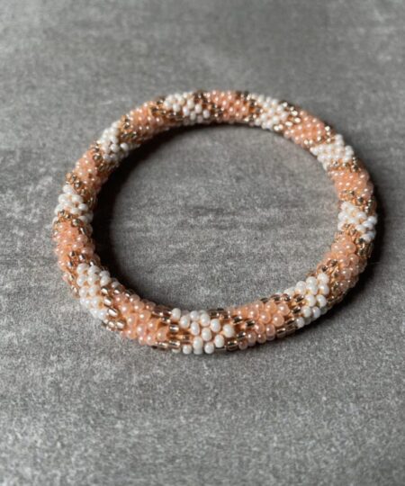 Nepal perle armbånd Nepal armbånd er en inspirerende og fascinerende smykkegenre, der vækker interessen hos smykkeentusiaster over hele verden. Disse håndlavede armbånd er kunstværker, der udstråler autenticitet, skønhed og dyb symbolik. Lad os dykke ned i den betagende verden af Nepal armbånd og udforske, hvad der gør dem så unikke og eftertragtede. Hvert Nepal armbånd er unikt, og det er netop denne individualitet, der appellerer til mange. Armbåndene er ofte skabt af dygtige nepalesiske håndværkere, der gennem generationer har forfinet deres teknikker til at skabe smykker af høj kvalitet. Disse håndværkere bruger traditionelle metoder, som har været en del af Nepals kultur og historie i århundreder. Processen er omhyggelig og kræver en stor grad af præcision og tålmodighed, hvilket gør hvert armbånd til en kærlighedsfyldt skabelse. Nepal armbånd er kendt for deres farverige og levende design. De er ofte dekoreret med perler, ædelstene, træ, metal eller andre naturlige materialer, hvilket giver dem et unikt udseende. Hvert enkelt element, der anvendes i armbåndene, er udvalgt omhyggeligt for at skabe en harmonisk kombination af farver og teksturer. Disse elementer er ofte inspireret af Nepals rige natur og kultur, hvilket giver armbåndene en autentisk følelse og en stærk forbindelse til landet. Symbolik spiller også en vigtig rolle i Nepal armbåndenes popularitet. Mange af armbåndene har indgraverede mønstre eller symboler, der repræsenterer vigtige aspekter af Nepals traditioner og spiritualitet. Disse symboler kan have betydning for held, lykke, kærlighed, beskyttelse eller en dybere forbindelse til naturen. At bære et Nepal armbånd kan derfor have en dybere betydning for bæreren og kan fungere som en påmindelse om deres forbindelse til Nepals rige arv. Nepal armbånd er ikke kun smukke smykker, men de har også en stærk social og kulturel betydning. Mange af disse smykker er håndlavede af kvinder, der er en del af samfundet i landområderne i Nepal. Produktionen af armbåndene giver disse kvinder mulighed for at skabe en bæredygtig indkomst, forbedre deres levevilkår og styrke deres selvstændighed. Når du køber et Nepal armbånd, bidrager du derfor til at støtte en positiv social indvirkning og bevare traditionelle håndværksmæssige metoder. Udover deres kulturelle og sociale betydning er Nepal armbånd også en favorit blandt modebevidste enkeltpersoner, der ønsker at tilføje en unik og autentisk touch til deres stil. Disse armbånd kan styles på utallige måder, uanset om du ønsker at skabe et bohemeinspireret look, en farverig festlig stil eller en subtil og elegant kombination. Der er et Nepal armbånd til enhver lejlighed og enhver personlig præference. I det store udvalg af smykker, der findes i dagens marked, skiller Nepal armbånd sig ud som en særlig perle. Deres håndlavede karakter, farverige design, dybe symbolik og sociale indvirkning gør dem til mere end bare smykker - de er en form for kunst og kultur, der fortæller historien om Nepal og dets folk. Ved at bære et Nepal armbånd, bærer du også med dig en del af dette rige og inspirerende land. Så uanset om du leder efter en meningsfuld gave eller ønsker at berige din egen smykkesamling, vil et Nepal armbånd være et mindeværdigt og værdsat valg.