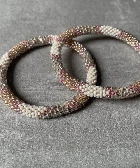 Nepal perle armbånd Nepal armbånd er en inspirerende og fascinerende smykkegenre, der vækker interessen hos smykkeentusiaster over hele verden. Disse håndlavede armbånd er kunstværker, der udstråler autenticitet, skønhed og dyb symbolik. Lad os dykke ned i den betagende verden af Nepal armbånd og udforske, hvad der gør dem så unikke og eftertragtede. Hvert Nepal armbånd er unikt, og det er netop denne individualitet, der appellerer til mange. Armbåndene er ofte skabt af dygtige nepalesiske håndværkere, der gennem generationer har forfinet deres teknikker til at skabe smykker af høj kvalitet. Disse håndværkere bruger traditionelle metoder, som har været en del af Nepals kultur og historie i århundreder. Processen er omhyggelig og kræver en stor grad af præcision og tålmodighed, hvilket gør hvert armbånd til en kærlighedsfyldt skabelse. Nepal armbånd er kendt for deres farverige og levende design. De er ofte dekoreret med perler, ædelstene, træ, metal eller andre naturlige materialer, hvilket giver dem et unikt udseende. Hvert enkelt element, der anvendes i armbåndene, er udvalgt omhyggeligt for at skabe en harmonisk kombination af farver og teksturer. Disse elementer er ofte inspireret af Nepals rige natur og kultur, hvilket giver armbåndene en autentisk følelse og en stærk forbindelse til landet. Symbolik spiller også en vigtig rolle i Nepal armbåndenes popularitet. Mange af armbåndene har indgraverede mønstre eller symboler, der repræsenterer vigtige aspekter af Nepals traditioner og spiritualitet. Disse symboler kan have betydning for held, lykke, kærlighed, beskyttelse eller en dybere forbindelse til naturen. At bære et Nepal armbånd kan derfor have en dybere betydning for bæreren og kan fungere som en påmindelse om deres forbindelse til Nepals rige arv. Nepal armbånd er ikke kun smukke smykker, men de har også en stærk social og kulturel betydning. Mange af disse smykker er håndlavede af kvinder, der er en del af samfundet i landområderne i Nepal. Produktionen af armbåndene giver disse kvinder mulighed for at skabe en bæredygtig indkomst, forbedre deres levevilkår og styrke deres selvstændighed. Når du køber et Nepal armbånd, bidrager du derfor til at støtte en positiv social indvirkning og bevare traditionelle håndværksmæssige metoder. Udover deres kulturelle og sociale betydning er Nepal armbånd også en favorit blandt modebevidste enkeltpersoner, der ønsker at tilføje en unik og autentisk touch til deres stil. Disse armbånd kan styles på utallige måder, uanset om du ønsker at skabe et bohemeinspireret look, en farverig festlig stil eller en subtil og elegant kombination. Der er et Nepal armbånd til enhver lejlighed og enhver personlig præference. I det store udvalg af smykker, der findes i dagens marked, skiller Nepal armbånd sig ud som en særlig perle. Deres håndlavede karakter, farverige design, dybe symbolik og sociale indvirkning gør dem til mere end bare smykker - de er en form for kunst og kultur, der fortæller historien om Nepal og dets folk. Ved at bære et Nepal armbånd, bærer du også med dig en del af dette rige og inspirerende land. Så uanset om du leder efter en meningsfuld gave eller ønsker at berige din egen smykkesamling, vil et Nepal armbånd være et mindeværdigt og værdsat valg.