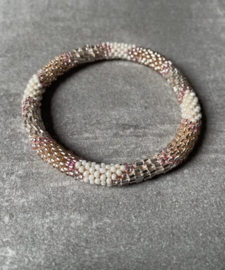 Nepal perle armbånd Nepal armbånd er en inspirerende og fascinerende smykkegenre, der vækker interessen hos smykkeentusiaster over hele verden. Disse håndlavede armbånd er kunstværker, der udstråler autenticitet, skønhed og dyb symbolik. Lad os dykke ned i den betagende verden af Nepal armbånd og udforske, hvad der gør dem så unikke og eftertragtede. Hvert Nepal armbånd er unikt, og det er netop denne individualitet, der appellerer til mange. Armbåndene er ofte skabt af dygtige nepalesiske håndværkere, der gennem generationer har forfinet deres teknikker til at skabe smykker af høj kvalitet. Disse håndværkere bruger traditionelle metoder, som har været en del af Nepals kultur og historie i århundreder. Processen er omhyggelig og kræver en stor grad af præcision og tålmodighed, hvilket gør hvert armbånd til en kærlighedsfyldt skabelse. Nepal armbånd er kendt for deres farverige og levende design. De er ofte dekoreret med perler, ædelstene, træ, metal eller andre naturlige materialer, hvilket giver dem et unikt udseende. Hvert enkelt element, der anvendes i armbåndene, er udvalgt omhyggeligt for at skabe en harmonisk kombination af farver og teksturer. Disse elementer er ofte inspireret af Nepals rige natur og kultur, hvilket giver armbåndene en autentisk følelse og en stærk forbindelse til landet. Symbolik spiller også en vigtig rolle i Nepal armbåndenes popularitet. Mange af armbåndene har indgraverede mønstre eller symboler, der repræsenterer vigtige aspekter af Nepals traditioner og spiritualitet. Disse symboler kan have betydning for held, lykke, kærlighed, beskyttelse eller en dybere forbindelse til naturen. At bære et Nepal armbånd kan derfor have en dybere betydning for bæreren og kan fungere som en påmindelse om deres forbindelse til Nepals rige arv. Nepal armbånd er ikke kun smukke smykker, men de har også en stærk social og kulturel betydning. Mange af disse smykker er håndlavede af kvinder, der er en del af samfundet i landområderne i Nepal. Produktionen af armbåndene giver disse kvinder mulighed for at skabe en bæredygtig indkomst, forbedre deres levevilkår og styrke deres selvstændighed. Når du køber et Nepal armbånd, bidrager du derfor til at støtte en positiv social indvirkning og bevare traditionelle håndværksmæssige metoder. Udover deres kulturelle og sociale betydning er Nepal armbånd også en favorit blandt modebevidste enkeltpersoner, der ønsker at tilføje en unik og autentisk touch til deres stil. Disse armbånd kan styles på utallige måder, uanset om du ønsker at skabe et bohemeinspireret look, en farverig festlig stil eller en subtil og elegant kombination. Der er et Nepal armbånd til enhver lejlighed og enhver personlig præference. I det store udvalg af smykker, der findes i dagens marked, skiller Nepal armbånd sig ud som en særlig perle. Deres håndlavede karakter, farverige design, dybe symbolik og sociale indvirkning gør dem til mere end bare smykker - de er en form for kunst og kultur, der fortæller historien om Nepal og dets folk. Ved at bære et Nepal armbånd, bærer du også med dig en del af dette rige og inspirerende land. Så uanset om du leder efter en meningsfuld gave eller ønsker at berige din egen smykkesamling, vil et Nepal armbånd være et mindeværdigt og værdsat valg.