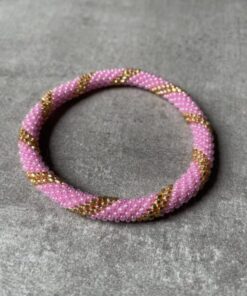 Nepal perle armbånd Nepal armbånd er en inspirerende og fascinerende smykkegenre, der vækker interessen hos smykkeentusiaster over hele verden. Disse håndlavede armbånd er kunstværker, der udstråler autenticitet, skønhed og dyb symbolik. Lad os dykke ned i den betagende verden af Nepal armbånd og udforske, hvad der gør dem så unikke og eftertragtede. Hvert Nepal armbånd er unikt, og det er netop denne individualitet, der appellerer til mange. Armbåndene er ofte skabt af dygtige nepalesiske håndværkere, der gennem generationer har forfinet deres teknikker til at skabe smykker af høj kvalitet. Disse håndværkere bruger traditionelle metoder, som har været en del af Nepals kultur og historie i århundreder. Processen er omhyggelig og kræver en stor grad af præcision og tålmodighed, hvilket gør hvert armbånd til en kærlighedsfyldt skabelse. Nepal armbånd er kendt for deres farverige og levende design. De er ofte dekoreret med perler, ædelstene, træ, metal eller andre naturlige materialer, hvilket giver dem et unikt udseende. Hvert enkelt element, der anvendes i armbåndene, er udvalgt omhyggeligt for at skabe en harmonisk kombination af farver og teksturer. Disse elementer er ofte inspireret af Nepals rige natur og kultur, hvilket giver armbåndene en autentisk følelse og en stærk forbindelse til landet. Symbolik spiller også en vigtig rolle i Nepal armbåndenes popularitet. Mange af armbåndene har indgraverede mønstre eller symboler, der repræsenterer vigtige aspekter af Nepals traditioner og spiritualitet. Disse symboler kan have betydning for held, lykke, kærlighed, beskyttelse eller en dybere forbindelse til naturen. At bære et Nepal armbånd kan derfor have en dybere betydning for bæreren og kan fungere som en påmindelse om deres forbindelse til Nepals rige arv. Nepal armbånd er ikke kun smukke smykker, men de har også en stærk social og kulturel betydning. Mange af disse smykker er håndlavede af kvinder, der er en del af samfundet i landområderne i Nepal. Produktionen af armbåndene giver disse kvinder mulighed for at skabe en bæredygtig indkomst, forbedre deres levevilkår og styrke deres selvstændighed. Når du køber et Nepal armbånd, bidrager du derfor til at støtte en positiv social indvirkning og bevare traditionelle håndværksmæssige metoder. Udover deres kulturelle og sociale betydning er Nepal armbånd også en favorit blandt modebevidste enkeltpersoner, der ønsker at tilføje en unik og autentisk touch til deres stil. Disse armbånd kan styles på utallige måder, uanset om du ønsker at skabe et bohemeinspireret look, en farverig festlig stil eller en subtil og elegant kombination. Der er et Nepal armbånd til enhver lejlighed og enhver personlig præference. I det store udvalg af smykker, der findes i dagens marked, skiller Nepal armbånd sig ud som en særlig perle. Deres håndlavede karakter, farverige design, dybe symbolik og sociale indvirkning gør dem til mere end bare smykker - de er en form for kunst og kultur, der fortæller historien om Nepal og dets folk. Ved at bære et Nepal armbånd, bærer du også med dig en del af dette rige og inspirerende land. Så uanset om du leder efter en meningsfuld gave eller ønsker at berige din egen smykkesamling, vil et Nepal armbånd være et mindeværdigt og værdsat valg.