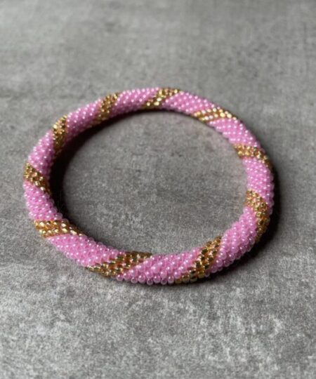 Nepal perle armbånd Nepal armbånd er en inspirerende og fascinerende smykkegenre, der vækker interessen hos smykkeentusiaster over hele verden. Disse håndlavede armbånd er kunstværker, der udstråler autenticitet, skønhed og dyb symbolik. Lad os dykke ned i den betagende verden af Nepal armbånd og udforske, hvad der gør dem så unikke og eftertragtede. Hvert Nepal armbånd er unikt, og det er netop denne individualitet, der appellerer til mange. Armbåndene er ofte skabt af dygtige nepalesiske håndværkere, der gennem generationer har forfinet deres teknikker til at skabe smykker af høj kvalitet. Disse håndværkere bruger traditionelle metoder, som har været en del af Nepals kultur og historie i århundreder. Processen er omhyggelig og kræver en stor grad af præcision og tålmodighed, hvilket gør hvert armbånd til en kærlighedsfyldt skabelse. Nepal armbånd er kendt for deres farverige og levende design. De er ofte dekoreret med perler, ædelstene, træ, metal eller andre naturlige materialer, hvilket giver dem et unikt udseende. Hvert enkelt element, der anvendes i armbåndene, er udvalgt omhyggeligt for at skabe en harmonisk kombination af farver og teksturer. Disse elementer er ofte inspireret af Nepals rige natur og kultur, hvilket giver armbåndene en autentisk følelse og en stærk forbindelse til landet. Symbolik spiller også en vigtig rolle i Nepal armbåndenes popularitet. Mange af armbåndene har indgraverede mønstre eller symboler, der repræsenterer vigtige aspekter af Nepals traditioner og spiritualitet. Disse symboler kan have betydning for held, lykke, kærlighed, beskyttelse eller en dybere forbindelse til naturen. At bære et Nepal armbånd kan derfor have en dybere betydning for bæreren og kan fungere som en påmindelse om deres forbindelse til Nepals rige arv. Nepal armbånd er ikke kun smukke smykker, men de har også en stærk social og kulturel betydning. Mange af disse smykker er håndlavede af kvinder, der er en del af samfundet i landområderne i Nepal. Produktionen af armbåndene giver disse kvinder mulighed for at skabe en bæredygtig indkomst, forbedre deres levevilkår og styrke deres selvstændighed. Når du køber et Nepal armbånd, bidrager du derfor til at støtte en positiv social indvirkning og bevare traditionelle håndværksmæssige metoder. Udover deres kulturelle og sociale betydning er Nepal armbånd også en favorit blandt modebevidste enkeltpersoner, der ønsker at tilføje en unik og autentisk touch til deres stil. Disse armbånd kan styles på utallige måder, uanset om du ønsker at skabe et bohemeinspireret look, en farverig festlig stil eller en subtil og elegant kombination. Der er et Nepal armbånd til enhver lejlighed og enhver personlig præference. I det store udvalg af smykker, der findes i dagens marked, skiller Nepal armbånd sig ud som en særlig perle. Deres håndlavede karakter, farverige design, dybe symbolik og sociale indvirkning gør dem til mere end bare smykker - de er en form for kunst og kultur, der fortæller historien om Nepal og dets folk. Ved at bære et Nepal armbånd, bærer du også med dig en del af dette rige og inspirerende land. Så uanset om du leder efter en meningsfuld gave eller ønsker at berige din egen smykkesamling, vil et Nepal armbånd være et mindeværdigt og værdsat valg.