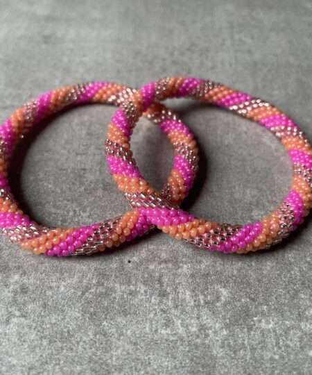 Nepal perle armbånd Nepal armbånd er en inspirerende og fascinerende smykkegenre, der vækker interessen hos smykkeentusiaster over hele verden. Disse håndlavede armbånd er kunstværker, der udstråler autenticitet, skønhed og dyb symbolik. Lad os dykke ned i den betagende verden af Nepal armbånd og udforske, hvad der gør dem så unikke og eftertragtede. Hvert Nepal armbånd er unikt, og det er netop denne individualitet, der appellerer til mange. Armbåndene er ofte skabt af dygtige nepalesiske håndværkere, der gennem generationer har forfinet deres teknikker til at skabe smykker af høj kvalitet. Disse håndværkere bruger traditionelle metoder, som har været en del af Nepals kultur og historie i århundreder. Processen er omhyggelig og kræver en stor grad af præcision og tålmodighed, hvilket gør hvert armbånd til en kærlighedsfyldt skabelse. Nepal armbånd er kendt for deres farverige og levende design. De er ofte dekoreret med perler, ædelstene, træ, metal eller andre naturlige materialer, hvilket giver dem et unikt udseende. Hvert enkelt element, der anvendes i armbåndene, er udvalgt omhyggeligt for at skabe en harmonisk kombination af farver og teksturer. Disse elementer er ofte inspireret af Nepals rige natur og kultur, hvilket giver armbåndene en autentisk følelse og en stærk forbindelse til landet. Symbolik spiller også en vigtig rolle i Nepal armbåndenes popularitet. Mange af armbåndene har indgraverede mønstre eller symboler, der repræsenterer vigtige aspekter af Nepals traditioner og spiritualitet. Disse symboler kan have betydning for held, lykke, kærlighed, beskyttelse eller en dybere forbindelse til naturen. At bære et Nepal armbånd kan derfor have en dybere betydning for bæreren og kan fungere som en påmindelse om deres forbindelse til Nepals rige arv. Nepal armbånd er ikke kun smukke smykker, men de har også en stærk social og kulturel betydning. Mange af disse smykker er håndlavede af kvinder, der er en del af samfundet i landområderne i Nepal. Produktionen af armbåndene giver disse kvinder mulighed for at skabe en bæredygtig indkomst, forbedre deres levevilkår og styrke deres selvstændighed. Når du køber et Nepal armbånd, bidrager du derfor til at støtte en positiv social indvirkning og bevare traditionelle håndværksmæssige metoder. Udover deres kulturelle og sociale betydning er Nepal armbånd også en favorit blandt modebevidste enkeltpersoner, der ønsker at tilføje en unik og autentisk touch til deres stil. Disse armbånd kan styles på utallige måder, uanset om du ønsker at skabe et bohemeinspireret look, en farverig festlig stil eller en subtil og elegant kombination. Der er et Nepal armbånd til enhver lejlighed og enhver personlig præference. I det store udvalg af smykker, der findes i dagens marked, skiller Nepal armbånd sig ud som en særlig perle. Deres håndlavede karakter, farverige design, dybe symbolik og sociale indvirkning gør dem til mere end bare smykker - de er en form for kunst og kultur, der fortæller historien om Nepal og dets folk. Ved at bære et Nepal armbånd, bærer du også med dig en del af dette rige og inspirerende land. Så uanset om du leder efter en meningsfuld gave eller ønsker at berige din egen smykkesamling, vil et Nepal armbånd være et mindeværdigt og værdsat valg.