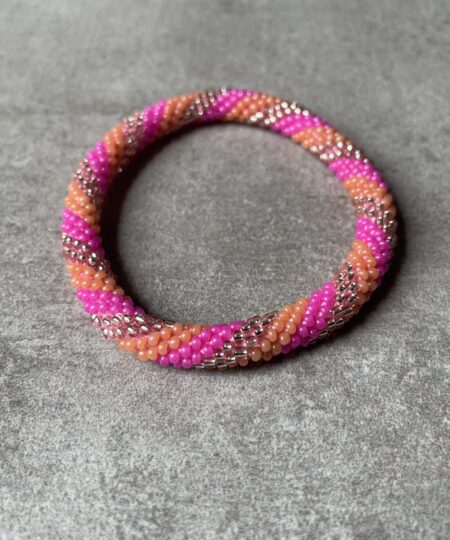 Nepal perle armbånd Nepal armbånd er en inspirerende og fascinerende smykkegenre, der vækker interessen hos smykkeentusiaster over hele verden. Disse håndlavede armbånd er kunstværker, der udstråler autenticitet, skønhed og dyb symbolik. Lad os dykke ned i den betagende verden af Nepal armbånd og udforske, hvad der gør dem så unikke og eftertragtede. Hvert Nepal armbånd er unikt, og det er netop denne individualitet, der appellerer til mange. Armbåndene er ofte skabt af dygtige nepalesiske håndværkere, der gennem generationer har forfinet deres teknikker til at skabe smykker af høj kvalitet. Disse håndværkere bruger traditionelle metoder, som har været en del af Nepals kultur og historie i århundreder. Processen er omhyggelig og kræver en stor grad af præcision og tålmodighed, hvilket gør hvert armbånd til en kærlighedsfyldt skabelse. Nepal armbånd er kendt for deres farverige og levende design. De er ofte dekoreret med perler, ædelstene, træ, metal eller andre naturlige materialer, hvilket giver dem et unikt udseende. Hvert enkelt element, der anvendes i armbåndene, er udvalgt omhyggeligt for at skabe en harmonisk kombination af farver og teksturer. Disse elementer er ofte inspireret af Nepals rige natur og kultur, hvilket giver armbåndene en autentisk følelse og en stærk forbindelse til landet. Symbolik spiller også en vigtig rolle i Nepal armbåndenes popularitet. Mange af armbåndene har indgraverede mønstre eller symboler, der repræsenterer vigtige aspekter af Nepals traditioner og spiritualitet. Disse symboler kan have betydning for held, lykke, kærlighed, beskyttelse eller en dybere forbindelse til naturen. At bære et Nepal armbånd kan derfor have en dybere betydning for bæreren og kan fungere som en påmindelse om deres forbindelse til Nepals rige arv. Nepal armbånd er ikke kun smukke smykker, men de har også en stærk social og kulturel betydning. Mange af disse smykker er håndlavede af kvinder, der er en del af samfundet i landområderne i Nepal. Produktionen af armbåndene giver disse kvinder mulighed for at skabe en bæredygtig indkomst, forbedre deres levevilkår og styrke deres selvstændighed. Når du køber et Nepal armbånd, bidrager du derfor til at støtte en positiv social indvirkning og bevare traditionelle håndværksmæssige metoder. Udover deres kulturelle og sociale betydning er Nepal armbånd også en favorit blandt modebevidste enkeltpersoner, der ønsker at tilføje en unik og autentisk touch til deres stil. Disse armbånd kan styles på utallige måder, uanset om du ønsker at skabe et bohemeinspireret look, en farverig festlig stil eller en subtil og elegant kombination. Der er et Nepal armbånd til enhver lejlighed og enhver personlig præference. I det store udvalg af smykker, der findes i dagens marked, skiller Nepal armbånd sig ud som en særlig perle. Deres håndlavede karakter, farverige design, dybe symbolik og sociale indvirkning gør dem til mere end bare smykker - de er en form for kunst og kultur, der fortæller historien om Nepal og dets folk. Ved at bære et Nepal armbånd, bærer du også med dig en del af dette rige og inspirerende land. Så uanset om du leder efter en meningsfuld gave eller ønsker at berige din egen smykkesamling, vil et Nepal armbånd være et mindeværdigt og værdsat valg.