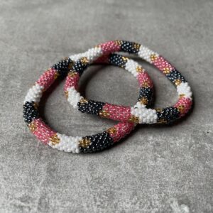 Nepal perle armbånd Nepal armbånd er en inspirerende og fascinerende smykkegenre, der vækker interessen hos smykkeentusiaster over hele verden. Disse håndlavede armbånd er kunstværker, der udstråler autenticitet, skønhed og dyb symbolik. Lad os dykke ned i den betagende verden af Nepal armbånd og udforske, hvad der gør dem så unikke og eftertragtede. Hvert Nepal armbånd er unikt, og det er netop denne individualitet, der appellerer til mange. Armbåndene er ofte skabt af dygtige nepalesiske håndværkere, der gennem generationer har forfinet deres teknikker til at skabe smykker af høj kvalitet. Disse håndværkere bruger traditionelle metoder, som har været en del af Nepals kultur og historie i århundreder. Processen er omhyggelig og kræver en stor grad af præcision og tålmodighed, hvilket gør hvert armbånd til en kærlighedsfyldt skabelse. Nepal armbånd er kendt for deres farverige og levende design. De er ofte dekoreret med perler, ædelstene, træ, metal eller andre naturlige materialer, hvilket giver dem et unikt udseende. Hvert enkelt element, der anvendes i armbåndene, er udvalgt omhyggeligt for at skabe en harmonisk kombination af farver og teksturer. Disse elementer er ofte inspireret af Nepals rige natur og kultur, hvilket giver armbåndene en autentisk følelse og en stærk forbindelse til landet. Symbolik spiller også en vigtig rolle i Nepal armbåndenes popularitet. Mange af armbåndene har indgraverede mønstre eller symboler, der repræsenterer vigtige aspekter af Nepals traditioner og spiritualitet. Disse symboler kan have betydning for held, lykke, kærlighed, beskyttelse eller en dybere forbindelse til naturen. At bære et Nepal armbånd kan derfor have en dybere betydning for bæreren og kan fungere som en påmindelse om deres forbindelse til Nepals rige arv. Nepal armbånd er ikke kun smukke smykker, men de har også en stærk social og kulturel betydning. Mange af disse smykker er håndlavede af kvinder, der er en del af samfundet i landområderne i Nepal. Produktionen af armbåndene giver disse kvinder mulighed for at skabe en bæredygtig indkomst, forbedre deres levevilkår og styrke deres selvstændighed. Når du køber et Nepal armbånd, bidrager du derfor til at støtte en positiv social indvirkning og bevare traditionelle håndværksmæssige metoder. Udover deres kulturelle og sociale betydning er Nepal armbånd også en favorit blandt modebevidste enkeltpersoner, der ønsker at tilføje en unik og autentisk touch til deres stil. Disse armbånd kan styles på utallige måder, uanset om du ønsker at skabe et bohemeinspireret look, en farverig festlig stil eller en subtil og elegant kombination. Der er et Nepal armbånd til enhver lejlighed og enhver personlig præference. I det store udvalg af smykker, der findes i dagens marked, skiller Nepal armbånd sig ud som en særlig perle. Deres håndlavede karakter, farverige design, dybe symbolik og sociale indvirkning gør dem til mere end bare smykker - de er en form for kunst og kultur, der fortæller historien om Nepal og dets folk. Ved at bære et Nepal armbånd, bærer du også med dig en del af dette rige og inspirerende land. Så uanset om du leder efter en meningsfuld gave eller ønsker at berige din egen smykkesamling, vil et Nepal armbånd være et mindeværdigt og værdsat valg.