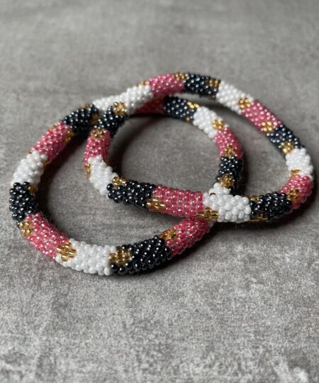 Nepal perle armbånd Nepal armbånd er en inspirerende og fascinerende smykkegenre, der vækker interessen hos smykkeentusiaster over hele verden. Disse håndlavede armbånd er kunstværker, der udstråler autenticitet, skønhed og dyb symbolik. Lad os dykke ned i den betagende verden af Nepal armbånd og udforske, hvad der gør dem så unikke og eftertragtede. Hvert Nepal armbånd er unikt, og det er netop denne individualitet, der appellerer til mange. Armbåndene er ofte skabt af dygtige nepalesiske håndværkere, der gennem generationer har forfinet deres teknikker til at skabe smykker af høj kvalitet. Disse håndværkere bruger traditionelle metoder, som har været en del af Nepals kultur og historie i århundreder. Processen er omhyggelig og kræver en stor grad af præcision og tålmodighed, hvilket gør hvert armbånd til en kærlighedsfyldt skabelse. Nepal armbånd er kendt for deres farverige og levende design. De er ofte dekoreret med perler, ædelstene, træ, metal eller andre naturlige materialer, hvilket giver dem et unikt udseende. Hvert enkelt element, der anvendes i armbåndene, er udvalgt omhyggeligt for at skabe en harmonisk kombination af farver og teksturer. Disse elementer er ofte inspireret af Nepals rige natur og kultur, hvilket giver armbåndene en autentisk følelse og en stærk forbindelse til landet. Symbolik spiller også en vigtig rolle i Nepal armbåndenes popularitet. Mange af armbåndene har indgraverede mønstre eller symboler, der repræsenterer vigtige aspekter af Nepals traditioner og spiritualitet. Disse symboler kan have betydning for held, lykke, kærlighed, beskyttelse eller en dybere forbindelse til naturen. At bære et Nepal armbånd kan derfor have en dybere betydning for bæreren og kan fungere som en påmindelse om deres forbindelse til Nepals rige arv. Nepal armbånd er ikke kun smukke smykker, men de har også en stærk social og kulturel betydning. Mange af disse smykker er håndlavede af kvinder, der er en del af samfundet i landområderne i Nepal. Produktionen af armbåndene giver disse kvinder mulighed for at skabe en bæredygtig indkomst, forbedre deres levevilkår og styrke deres selvstændighed. Når du køber et Nepal armbånd, bidrager du derfor til at støtte en positiv social indvirkning og bevare traditionelle håndværksmæssige metoder. Udover deres kulturelle og sociale betydning er Nepal armbånd også en favorit blandt modebevidste enkeltpersoner, der ønsker at tilføje en unik og autentisk touch til deres stil. Disse armbånd kan styles på utallige måder, uanset om du ønsker at skabe et bohemeinspireret look, en farverig festlig stil eller en subtil og elegant kombination. Der er et Nepal armbånd til enhver lejlighed og enhver personlig præference. I det store udvalg af smykker, der findes i dagens marked, skiller Nepal armbånd sig ud som en særlig perle. Deres håndlavede karakter, farverige design, dybe symbolik og sociale indvirkning gør dem til mere end bare smykker - de er en form for kunst og kultur, der fortæller historien om Nepal og dets folk. Ved at bære et Nepal armbånd, bærer du også med dig en del af dette rige og inspirerende land. Så uanset om du leder efter en meningsfuld gave eller ønsker at berige din egen smykkesamling, vil et Nepal armbånd være et mindeværdigt og værdsat valg.