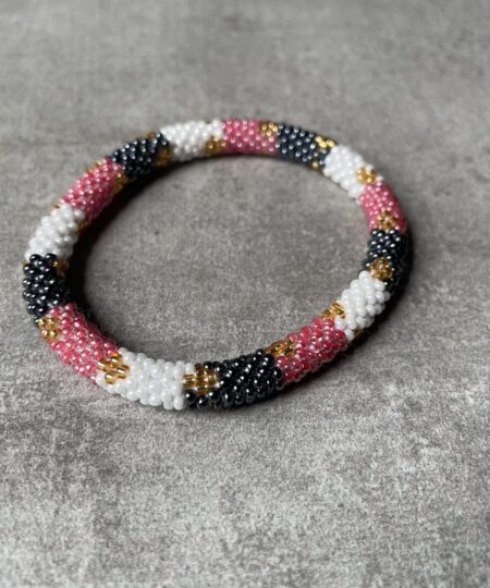 Nepal perle armbånd Nepal armbånd er en inspirerende og fascinerende smykkegenre, der vækker interessen hos smykkeentusiaster over hele verden. Disse håndlavede armbånd er kunstværker, der udstråler autenticitet, skønhed og dyb symbolik. Lad os dykke ned i den betagende verden af Nepal armbånd og udforske, hvad der gør dem så unikke og eftertragtede. Hvert Nepal armbånd er unikt, og det er netop denne individualitet, der appellerer til mange. Armbåndene er ofte skabt af dygtige nepalesiske håndværkere, der gennem generationer har forfinet deres teknikker til at skabe smykker af høj kvalitet. Disse håndværkere bruger traditionelle metoder, som har været en del af Nepals kultur og historie i århundreder. Processen er omhyggelig og kræver en stor grad af præcision og tålmodighed, hvilket gør hvert armbånd til en kærlighedsfyldt skabelse. Nepal armbånd er kendt for deres farverige og levende design. De er ofte dekoreret med perler, ædelstene, træ, metal eller andre naturlige materialer, hvilket giver dem et unikt udseende. Hvert enkelt element, der anvendes i armbåndene, er udvalgt omhyggeligt for at skabe en harmonisk kombination af farver og teksturer. Disse elementer er ofte inspireret af Nepals rige natur og kultur, hvilket giver armbåndene en autentisk følelse og en stærk forbindelse til landet. Symbolik spiller også en vigtig rolle i Nepal armbåndenes popularitet. Mange af armbåndene har indgraverede mønstre eller symboler, der repræsenterer vigtige aspekter af Nepals traditioner og spiritualitet. Disse symboler kan have betydning for held, lykke, kærlighed, beskyttelse eller en dybere forbindelse til naturen. At bære et Nepal armbånd kan derfor have en dybere betydning for bæreren og kan fungere som en påmindelse om deres forbindelse til Nepals rige arv. Nepal armbånd er ikke kun smukke smykker, men de har også en stærk social og kulturel betydning. Mange af disse smykker er håndlavede af kvinder, der er en del af samfundet i landområderne i Nepal. Produktionen af armbåndene giver disse kvinder mulighed for at skabe en bæredygtig indkomst, forbedre deres levevilkår og styrke deres selvstændighed. Når du køber et Nepal armbånd, bidrager du derfor til at støtte en positiv social indvirkning og bevare traditionelle håndværksmæssige metoder. Udover deres kulturelle og sociale betydning er Nepal armbånd også en favorit blandt modebevidste enkeltpersoner, der ønsker at tilføje en unik og autentisk touch til deres stil. Disse armbånd kan styles på utallige måder, uanset om du ønsker at skabe et bohemeinspireret look, en farverig festlig stil eller en subtil og elegant kombination. Der er et Nepal armbånd til enhver lejlighed og enhver personlig præference. I det store udvalg af smykker, der findes i dagens marked, skiller Nepal armbånd sig ud som en særlig perle. Deres håndlavede karakter, farverige design, dybe symbolik og sociale indvirkning gør dem til mere end bare smykker - de er en form for kunst og kultur, der fortæller historien om Nepal og dets folk. Ved at bære et Nepal armbånd, bærer du også med dig en del af dette rige og inspirerende land. Så uanset om du leder efter en meningsfuld gave eller ønsker at berige din egen smykkesamling, vil et Nepal armbånd være et mindeværdigt og værdsat valg.