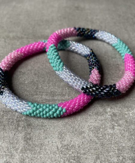 Nepal perle armbånd Nepal armbånd er en inspirerende og fascinerende smykkegenre, der vækker interessen hos smykkeentusiaster over hele verden. Disse håndlavede armbånd er kunstværker, der udstråler autenticitet, skønhed og dyb symbolik. Lad os dykke ned i den betagende verden af Nepal armbånd og udforske, hvad der gør dem så unikke og eftertragtede. Hvert Nepal armbånd er unikt, og det er netop denne individualitet, der appellerer til mange. Armbåndene er ofte skabt af dygtige nepalesiske håndværkere, der gennem generationer har forfinet deres teknikker til at skabe smykker af høj kvalitet. Disse håndværkere bruger traditionelle metoder, som har været en del af Nepals kultur og historie i århundreder. Processen er omhyggelig og kræver en stor grad af præcision og tålmodighed, hvilket gør hvert armbånd til en kærlighedsfyldt skabelse. Nepal armbånd er kendt for deres farverige og levende design. De er ofte dekoreret med perler, ædelstene, træ, metal eller andre naturlige materialer, hvilket giver dem et unikt udseende. Hvert enkelt element, der anvendes i armbåndene, er udvalgt omhyggeligt for at skabe en harmonisk kombination af farver og teksturer. Disse elementer er ofte inspireret af Nepals rige natur og kultur, hvilket giver armbåndene en autentisk følelse og en stærk forbindelse til landet. Symbolik spiller også en vigtig rolle i Nepal armbåndenes popularitet. Mange af armbåndene har indgraverede mønstre eller symboler, der repræsenterer vigtige aspekter af Nepals traditioner og spiritualitet. Disse symboler kan have betydning for held, lykke, kærlighed, beskyttelse eller en dybere forbindelse til naturen. At bære et Nepal armbånd kan derfor have en dybere betydning for bæreren og kan fungere som en påmindelse om deres forbindelse til Nepals rige arv. Nepal armbånd er ikke kun smukke smykker, men de har også en stærk social og kulturel betydning. Mange af disse smykker er håndlavede af kvinder, der er en del af samfundet i landområderne i Nepal. Produktionen af armbåndene giver disse kvinder mulighed for at skabe en bæredygtig indkomst, forbedre deres levevilkår og styrke deres selvstændighed. Når du køber et Nepal armbånd, bidrager du derfor til at støtte en positiv social indvirkning og bevare traditionelle håndværksmæssige metoder. Udover deres kulturelle og sociale betydning er Nepal armbånd også en favorit blandt modebevidste enkeltpersoner, der ønsker at tilføje en unik og autentisk touch til deres stil. Disse armbånd kan styles på utallige måder, uanset om du ønsker at skabe et bohemeinspireret look, en farverig festlig stil eller en subtil og elegant kombination. Der er et Nepal armbånd til enhver lejlighed og enhver personlig præference. I det store udvalg af smykker, der findes i dagens marked, skiller Nepal armbånd sig ud som en særlig perle. Deres håndlavede karakter, farverige design, dybe symbolik og sociale indvirkning gør dem til mere end bare smykker - de er en form for kunst og kultur, der fortæller historien om Nepal og dets folk. Ved at bære et Nepal armbånd, bærer du også med dig en del af dette rige og inspirerende land. Så uanset om du leder efter en meningsfuld gave eller ønsker at berige din egen smykkesamling, vil et Nepal armbånd være et mindeværdigt og værdsat valg.