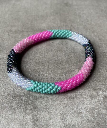 Nepal perle armbånd Nepal armbånd er en inspirerende og fascinerende smykkegenre, der vækker interessen hos smykkeentusiaster over hele verden. Disse håndlavede armbånd er kunstværker, der udstråler autenticitet, skønhed og dyb symbolik. Lad os dykke ned i den betagende verden af Nepal armbånd og udforske, hvad der gør dem så unikke og eftertragtede. Hvert Nepal armbånd er unikt, og det er netop denne individualitet, der appellerer til mange. Armbåndene er ofte skabt af dygtige nepalesiske håndværkere, der gennem generationer har forfinet deres teknikker til at skabe smykker af høj kvalitet. Disse håndværkere bruger traditionelle metoder, som har været en del af Nepals kultur og historie i århundreder. Processen er omhyggelig og kræver en stor grad af præcision og tålmodighed, hvilket gør hvert armbånd til en kærlighedsfyldt skabelse. Nepal armbånd er kendt for deres farverige og levende design. De er ofte dekoreret med perler, ædelstene, træ, metal eller andre naturlige materialer, hvilket giver dem et unikt udseende. Hvert enkelt element, der anvendes i armbåndene, er udvalgt omhyggeligt for at skabe en harmonisk kombination af farver og teksturer. Disse elementer er ofte inspireret af Nepals rige natur og kultur, hvilket giver armbåndene en autentisk følelse og en stærk forbindelse til landet. Symbolik spiller også en vigtig rolle i Nepal armbåndenes popularitet. Mange af armbåndene har indgraverede mønstre eller symboler, der repræsenterer vigtige aspekter af Nepals traditioner og spiritualitet. Disse symboler kan have betydning for held, lykke, kærlighed, beskyttelse eller en dybere forbindelse til naturen. At bære et Nepal armbånd kan derfor have en dybere betydning for bæreren og kan fungere som en påmindelse om deres forbindelse til Nepals rige arv. Nepal armbånd er ikke kun smukke smykker, men de har også en stærk social og kulturel betydning. Mange af disse smykker er håndlavede af kvinder, der er en del af samfundet i landområderne i Nepal. Produktionen af armbåndene giver disse kvinder mulighed for at skabe en bæredygtig indkomst, forbedre deres levevilkår og styrke deres selvstændighed. Når du køber et Nepal armbånd, bidrager du derfor til at støtte en positiv social indvirkning og bevare traditionelle håndværksmæssige metoder. Udover deres kulturelle og sociale betydning er Nepal armbånd også en favorit blandt modebevidste enkeltpersoner, der ønsker at tilføje en unik og autentisk touch til deres stil. Disse armbånd kan styles på utallige måder, uanset om du ønsker at skabe et bohemeinspireret look, en farverig festlig stil eller en subtil og elegant kombination. Der er et Nepal armbånd til enhver lejlighed og enhver personlig præference. I det store udvalg af smykker, der findes i dagens marked, skiller Nepal armbånd sig ud som en særlig perle. Deres håndlavede karakter, farverige design, dybe symbolik og sociale indvirkning gør dem til mere end bare smykker - de er en form for kunst og kultur, der fortæller historien om Nepal og dets folk. Ved at bære et Nepal armbånd, bærer du også med dig en del af dette rige og inspirerende land. Så uanset om du leder efter en meningsfuld gave eller ønsker at berige din egen smykkesamling, vil et Nepal armbånd være et mindeværdigt og værdsat valg.