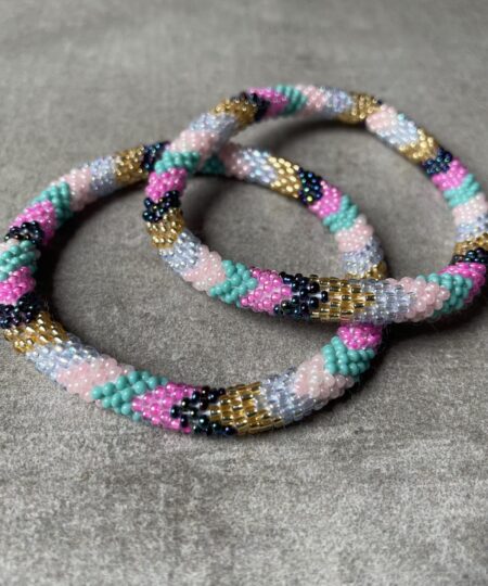 Nepal perle armbånd Nepal armbånd er en inspirerende og fascinerende smykkegenre, der vækker interessen hos smykkeentusiaster over hele verden. Disse håndlavede armbånd er kunstværker, der udstråler autenticitet, skønhed og dyb symbolik. Lad os dykke ned i den betagende verden af Nepal armbånd og udforske, hvad der gør dem så unikke og eftertragtede. Hvert Nepal armbånd er unikt, og det er netop denne individualitet, der appellerer til mange. Armbåndene er ofte skabt af dygtige nepalesiske håndværkere, der gennem generationer har forfinet deres teknikker til at skabe smykker af høj kvalitet. Disse håndværkere bruger traditionelle metoder, som har været en del af Nepals kultur og historie i århundreder. Processen er omhyggelig og kræver en stor grad af præcision og tålmodighed, hvilket gør hvert armbånd til en kærlighedsfyldt skabelse. Nepal armbånd er kendt for deres farverige og levende design. De er ofte dekoreret med perler, ædelstene, træ, metal eller andre naturlige materialer, hvilket giver dem et unikt udseende. Hvert enkelt element, der anvendes i armbåndene, er udvalgt omhyggeligt for at skabe en harmonisk kombination af farver og teksturer. Disse elementer er ofte inspireret af Nepals rige natur og kultur, hvilket giver armbåndene en autentisk følelse og en stærk forbindelse til landet. Symbolik spiller også en vigtig rolle i Nepal armbåndenes popularitet. Mange af armbåndene har indgraverede mønstre eller symboler, der repræsenterer vigtige aspekter af Nepals traditioner og spiritualitet. Disse symboler kan have betydning for held, lykke, kærlighed, beskyttelse eller en dybere forbindelse til naturen. At bære et Nepal armbånd kan derfor have en dybere betydning for bæreren og kan fungere som en påmindelse om deres forbindelse til Nepals rige arv. Nepal armbånd er ikke kun smukke smykker, men de har også en stærk social og kulturel betydning. Mange af disse smykker er håndlavede af kvinder, der er en del af samfundet i landområderne i Nepal. Produktionen af armbåndene giver disse kvinder mulighed for at skabe en bæredygtig indkomst, forbedre deres levevilkår og styrke deres selvstændighed. Når du køber et Nepal armbånd, bidrager du derfor til at støtte en positiv social indvirkning og bevare traditionelle håndværksmæssige metoder. Udover deres kulturelle og sociale betydning er Nepal armbånd også en favorit blandt modebevidste enkeltpersoner, der ønsker at tilføje en unik og autentisk touch til deres stil. Disse armbånd kan styles på utallige måder, uanset om du ønsker at skabe et bohemeinspireret look, en farverig festlig stil eller en subtil og elegant kombination. Der er et Nepal armbånd til enhver lejlighed og enhver personlig præference. I det store udvalg af smykker, der findes i dagens marked, skiller Nepal armbånd sig ud som en særlig perle. Deres håndlavede karakter, farverige design, dybe symbolik og sociale indvirkning gør dem til mere end bare smykker - de er en form for kunst og kultur, der fortæller historien om Nepal og dets folk. Ved at bære et Nepal armbånd, bærer du også med dig en del af dette rige og inspirerende land. Så uanset om du leder efter en meningsfuld gave eller ønsker at berige din egen smykkesamling, vil et Nepal armbånd være et mindeværdigt og værdsat valg.