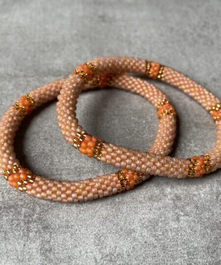 Nepal perle armbånd Nepal armbånd er en inspirerende og fascinerende smykkegenre, der vækker interessen hos smykkeentusiaster over hele verden. Disse håndlavede armbånd er kunstværker, der udstråler autenticitet, skønhed og dyb symbolik. Lad os dykke ned i den betagende verden af Nepal armbånd og udforske, hvad der gør dem så unikke og eftertragtede. Hvert Nepal armbånd er unikt, og det er netop denne individualitet, der appellerer til mange. Armbåndene er ofte skabt af dygtige nepalesiske håndværkere, der gennem generationer har forfinet deres teknikker til at skabe smykker af høj kvalitet. Disse håndværkere bruger traditionelle metoder, som har været en del af Nepals kultur og historie i århundreder. Processen er omhyggelig og kræver en stor grad af præcision og tålmodighed, hvilket gør hvert armbånd til en kærlighedsfyldt skabelse. Nepal armbånd er kendt for deres farverige og levende design. De er ofte dekoreret med perler, ædelstene, træ, metal eller andre naturlige materialer, hvilket giver dem et unikt udseende. Hvert enkelt element, der anvendes i armbåndene, er udvalgt omhyggeligt for at skabe en harmonisk kombination af farver og teksturer. Disse elementer er ofte inspireret af Nepals rige natur og kultur, hvilket giver armbåndene en autentisk følelse og en stærk forbindelse til landet. Symbolik spiller også en vigtig rolle i Nepal armbåndenes popularitet. Mange af armbåndene har indgraverede mønstre eller symboler, der repræsenterer vigtige aspekter af Nepals traditioner og spiritualitet. Disse symboler kan have betydning for held, lykke, kærlighed, beskyttelse eller en dybere forbindelse til naturen. At bære et Nepal armbånd kan derfor have en dybere betydning for bæreren og kan fungere som en påmindelse om deres forbindelse til Nepals rige arv. Nepal armbånd er ikke kun smukke smykker, men de har også en stærk social og kulturel betydning. Mange af disse smykker er håndlavede af kvinder, der er en del af samfundet i landområderne i Nepal. Produktionen af armbåndene giver disse kvinder mulighed for at skabe en bæredygtig indkomst, forbedre deres levevilkår og styrke deres selvstændighed. Når du køber et Nepal armbånd, bidrager du derfor til at støtte en positiv social indvirkning og bevare traditionelle håndværksmæssige metoder. Udover deres kulturelle og sociale betydning er Nepal armbånd også en favorit blandt modebevidste enkeltpersoner, der ønsker at tilføje en unik og autentisk touch til deres stil. Disse armbånd kan styles på utallige måder, uanset om du ønsker at skabe et bohemeinspireret look, en farverig festlig stil eller en subtil og elegant kombination. Der er et Nepal armbånd til enhver lejlighed og enhver personlig præference. I det store udvalg af smykker, der findes i dagens marked, skiller Nepal armbånd sig ud som en særlig perle. Deres håndlavede karakter, farverige design, dybe symbolik og sociale indvirkning gør dem til mere end bare smykker - de er en form for kunst og kultur, der fortæller historien om Nepal og dets folk. Ved at bære et Nepal armbånd, bærer du også med dig en del af dette rige og inspirerende land. Så uanset om du leder efter en meningsfuld gave eller ønsker at berige din egen smykkesamling, vil et Nepal armbånd være et mindeværdigt og værdsat valg.