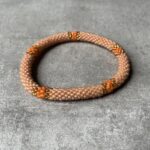 Nepal perle armbånd Nepal armbånd er en inspirerende og fascinerende smykkegenre, der vækker interessen hos smykkeentusiaster over hele verden. Disse håndlavede armbånd er kunstværker, der udstråler autenticitet, skønhed og dyb symbolik. Lad os dykke ned i den betagende verden af Nepal armbånd og udforske, hvad der gør dem så unikke og eftertragtede. Hvert Nepal armbånd er unikt, og det er netop denne individualitet, der appellerer til mange. Armbåndene er ofte skabt af dygtige nepalesiske håndværkere, der gennem generationer har forfinet deres teknikker til at skabe smykker af høj kvalitet. Disse håndværkere bruger traditionelle metoder, som har været en del af Nepals kultur og historie i århundreder. Processen er omhyggelig og kræver en stor grad af præcision og tålmodighed, hvilket gør hvert armbånd til en kærlighedsfyldt skabelse. Nepal armbånd er kendt for deres farverige og levende design. De er ofte dekoreret med perler, ædelstene, træ, metal eller andre naturlige materialer, hvilket giver dem et unikt udseende. Hvert enkelt element, der anvendes i armbåndene, er udvalgt omhyggeligt for at skabe en harmonisk kombination af farver og teksturer. Disse elementer er ofte inspireret af Nepals rige natur og kultur, hvilket giver armbåndene en autentisk følelse og en stærk forbindelse til landet. Symbolik spiller også en vigtig rolle i Nepal armbåndenes popularitet. Mange af armbåndene har indgraverede mønstre eller symboler, der repræsenterer vigtige aspekter af Nepals traditioner og spiritualitet. Disse symboler kan have betydning for held, lykke, kærlighed, beskyttelse eller en dybere forbindelse til naturen. At bære et Nepal armbånd kan derfor have en dybere betydning for bæreren og kan fungere som en påmindelse om deres forbindelse til Nepals rige arv. Nepal armbånd er ikke kun smukke smykker, men de har også en stærk social og kulturel betydning. Mange af disse smykker er håndlavede af kvinder, der er en del af samfundet i landområderne i Nepal. Produktionen af armbåndene giver disse kvinder mulighed for at skabe en bæredygtig indkomst, forbedre deres levevilkår og styrke deres selvstændighed. Når du køber et Nepal armbånd, bidrager du derfor til at støtte en positiv social indvirkning og bevare traditionelle håndværksmæssige metoder. Udover deres kulturelle og sociale betydning er Nepal armbånd også en favorit blandt modebevidste enkeltpersoner, der ønsker at tilføje en unik og autentisk touch til deres stil. Disse armbånd kan styles på utallige måder, uanset om du ønsker at skabe et bohemeinspireret look, en farverig festlig stil eller en subtil og elegant kombination. Der er et Nepal armbånd til enhver lejlighed og enhver personlig præference. I det store udvalg af smykker, der findes i dagens marked, skiller Nepal armbånd sig ud som en særlig perle. Deres håndlavede karakter, farverige design, dybe symbolik og sociale indvirkning gør dem til mere end bare smykker - de er en form for kunst og kultur, der fortæller historien om Nepal og dets folk. Ved at bære et Nepal armbånd, bærer du også med dig en del af dette rige og inspirerende land. Så uanset om du leder efter en meningsfuld gave eller ønsker at berige din egen smykkesamling, vil et Nepal armbånd være et mindeværdigt og værdsat valg.