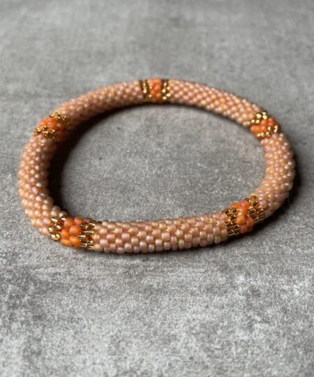 Nepal perle armbånd Nepal armbånd er en inspirerende og fascinerende smykkegenre, der vækker interessen hos smykkeentusiaster over hele verden. Disse håndlavede armbånd er kunstværker, der udstråler autenticitet, skønhed og dyb symbolik. Lad os dykke ned i den betagende verden af Nepal armbånd og udforske, hvad der gør dem så unikke og eftertragtede. Hvert Nepal armbånd er unikt, og det er netop denne individualitet, der appellerer til mange. Armbåndene er ofte skabt af dygtige nepalesiske håndværkere, der gennem generationer har forfinet deres teknikker til at skabe smykker af høj kvalitet. Disse håndværkere bruger traditionelle metoder, som har været en del af Nepals kultur og historie i århundreder. Processen er omhyggelig og kræver en stor grad af præcision og tålmodighed, hvilket gør hvert armbånd til en kærlighedsfyldt skabelse. Nepal armbånd er kendt for deres farverige og levende design. De er ofte dekoreret med perler, ædelstene, træ, metal eller andre naturlige materialer, hvilket giver dem et unikt udseende. Hvert enkelt element, der anvendes i armbåndene, er udvalgt omhyggeligt for at skabe en harmonisk kombination af farver og teksturer. Disse elementer er ofte inspireret af Nepals rige natur og kultur, hvilket giver armbåndene en autentisk følelse og en stærk forbindelse til landet. Symbolik spiller også en vigtig rolle i Nepal armbåndenes popularitet. Mange af armbåndene har indgraverede mønstre eller symboler, der repræsenterer vigtige aspekter af Nepals traditioner og spiritualitet. Disse symboler kan have betydning for held, lykke, kærlighed, beskyttelse eller en dybere forbindelse til naturen. At bære et Nepal armbånd kan derfor have en dybere betydning for bæreren og kan fungere som en påmindelse om deres forbindelse til Nepals rige arv. Nepal armbånd er ikke kun smukke smykker, men de har også en stærk social og kulturel betydning. Mange af disse smykker er håndlavede af kvinder, der er en del af samfundet i landområderne i Nepal. Produktionen af armbåndene giver disse kvinder mulighed for at skabe en bæredygtig indkomst, forbedre deres levevilkår og styrke deres selvstændighed. Når du køber et Nepal armbånd, bidrager du derfor til at støtte en positiv social indvirkning og bevare traditionelle håndværksmæssige metoder. Udover deres kulturelle og sociale betydning er Nepal armbånd også en favorit blandt modebevidste enkeltpersoner, der ønsker at tilføje en unik og autentisk touch til deres stil. Disse armbånd kan styles på utallige måder, uanset om du ønsker at skabe et bohemeinspireret look, en farverig festlig stil eller en subtil og elegant kombination. Der er et Nepal armbånd til enhver lejlighed og enhver personlig præference. I det store udvalg af smykker, der findes i dagens marked, skiller Nepal armbånd sig ud som en særlig perle. Deres håndlavede karakter, farverige design, dybe symbolik og sociale indvirkning gør dem til mere end bare smykker - de er en form for kunst og kultur, der fortæller historien om Nepal og dets folk. Ved at bære et Nepal armbånd, bærer du også med dig en del af dette rige og inspirerende land. Så uanset om du leder efter en meningsfuld gave eller ønsker at berige din egen smykkesamling, vil et Nepal armbånd være et mindeværdigt og værdsat valg.