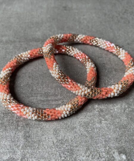 Nepal perle armbånd Nepal armbånd er en inspirerende og fascinerende smykkegenre, der vækker interessen hos smykkeentusiaster over hele verden. Disse håndlavede armbånd er kunstværker, der udstråler autenticitet, skønhed og dyb symbolik. Lad os dykke ned i den betagende verden af Nepal armbånd og udforske, hvad der gør dem så unikke og eftertragtede. Hvert Nepal armbånd er unikt, og det er netop denne individualitet, der appellerer til mange. Armbåndene er ofte skabt af dygtige nepalesiske håndværkere, der gennem generationer har forfinet deres teknikker til at skabe smykker af høj kvalitet. Disse håndværkere bruger traditionelle metoder, som har været en del af Nepals kultur og historie i århundreder. Processen er omhyggelig og kræver en stor grad af præcision og tålmodighed, hvilket gør hvert armbånd til en kærlighedsfyldt skabelse. Nepal armbånd er kendt for deres farverige og levende design. De er ofte dekoreret med perler, ædelstene, træ, metal eller andre naturlige materialer, hvilket giver dem et unikt udseende. Hvert enkelt element, der anvendes i armbåndene, er udvalgt omhyggeligt for at skabe en harmonisk kombination af farver og teksturer. Disse elementer er ofte inspireret af Nepals rige natur og kultur, hvilket giver armbåndene en autentisk følelse og en stærk forbindelse til landet. Symbolik spiller også en vigtig rolle i Nepal armbåndenes popularitet. Mange af armbåndene har indgraverede mønstre eller symboler, der repræsenterer vigtige aspekter af Nepals traditioner og spiritualitet. Disse symboler kan have betydning for held, lykke, kærlighed, beskyttelse eller en dybere forbindelse til naturen. At bære et Nepal armbånd kan derfor have en dybere betydning for bæreren og kan fungere som en påmindelse om deres forbindelse til Nepals rige arv. Nepal armbånd er ikke kun smukke smykker, men de har også en stærk social og kulturel betydning. Mange af disse smykker er håndlavede af kvinder, der er en del af samfundet i landområderne i Nepal. Produktionen af armbåndene giver disse kvinder mulighed for at skabe en bæredygtig indkomst, forbedre deres levevilkår og styrke deres selvstændighed. Når du køber et Nepal armbånd, bidrager du derfor til at støtte en positiv social indvirkning og bevare traditionelle håndværksmæssige metoder. Udover deres kulturelle og sociale betydning er Nepal armbånd også en favorit blandt modebevidste enkeltpersoner, der ønsker at tilføje en unik og autentisk touch til deres stil. Disse armbånd kan styles på utallige måder, uanset om du ønsker at skabe et bohemeinspireret look, en farverig festlig stil eller en subtil og elegant kombination. Der er et Nepal armbånd til enhver lejlighed og enhver personlig præference. I det store udvalg af smykker, der findes i dagens marked, skiller Nepal armbånd sig ud som en særlig perle. Deres håndlavede karakter, farverige design, dybe symbolik og sociale indvirkning gør dem til mere end bare smykker - de er en form for kunst og kultur, der fortæller historien om Nepal og dets folk. Ved at bære et Nepal armbånd, bærer du også med dig en del af dette rige og inspirerende land. Så uanset om du leder efter en meningsfuld gave eller ønsker at berige din egen smykkesamling, vil et Nepal armbånd være et mindeværdigt og værdsat valg.