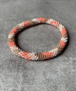 Nepal perle armbånd Nepal armbånd er en inspirerende og fascinerende smykkegenre, der vækker interessen hos smykkeentusiaster over hele verden. Disse håndlavede armbånd er kunstværker, der udstråler autenticitet, skønhed og dyb symbolik. Lad os dykke ned i den betagende verden af Nepal armbånd og udforske, hvad der gør dem så unikke og eftertragtede. Hvert Nepal armbånd er unikt, og det er netop denne individualitet, der appellerer til mange. Armbåndene er ofte skabt af dygtige nepalesiske håndværkere, der gennem generationer har forfinet deres teknikker til at skabe smykker af høj kvalitet. Disse håndværkere bruger traditionelle metoder, som har været en del af Nepals kultur og historie i århundreder. Processen er omhyggelig og kræver en stor grad af præcision og tålmodighed, hvilket gør hvert armbånd til en kærlighedsfyldt skabelse. Nepal armbånd er kendt for deres farverige og levende design. De er ofte dekoreret med perler, ædelstene, træ, metal eller andre naturlige materialer, hvilket giver dem et unikt udseende. Hvert enkelt element, der anvendes i armbåndene, er udvalgt omhyggeligt for at skabe en harmonisk kombination af farver og teksturer. Disse elementer er ofte inspireret af Nepals rige natur og kultur, hvilket giver armbåndene en autentisk følelse og en stærk forbindelse til landet. Symbolik spiller også en vigtig rolle i Nepal armbåndenes popularitet. Mange af armbåndene har indgraverede mønstre eller symboler, der repræsenterer vigtige aspekter af Nepals traditioner og spiritualitet. Disse symboler kan have betydning for held, lykke, kærlighed, beskyttelse eller en dybere forbindelse til naturen. At bære et Nepal armbånd kan derfor have en dybere betydning for bæreren og kan fungere som en påmindelse om deres forbindelse til Nepals rige arv. Nepal armbånd er ikke kun smukke smykker, men de har også en stærk social og kulturel betydning. Mange af disse smykker er håndlavede af kvinder, der er en del af samfundet i landområderne i Nepal. Produktionen af armbåndene giver disse kvinder mulighed for at skabe en bæredygtig indkomst, forbedre deres levevilkår og styrke deres selvstændighed. Når du køber et Nepal armbånd, bidrager du derfor til at støtte en positiv social indvirkning og bevare traditionelle håndværksmæssige metoder. Udover deres kulturelle og sociale betydning er Nepal armbånd også en favorit blandt modebevidste enkeltpersoner, der ønsker at tilføje en unik og autentisk touch til deres stil. Disse armbånd kan styles på utallige måder, uanset om du ønsker at skabe et bohemeinspireret look, en farverig festlig stil eller en subtil og elegant kombination. Der er et Nepal armbånd til enhver lejlighed og enhver personlig præference. I det store udvalg af smykker, der findes i dagens marked, skiller Nepal armbånd sig ud som en særlig perle. Deres håndlavede karakter, farverige design, dybe symbolik og sociale indvirkning gør dem til mere end bare smykker - de er en form for kunst og kultur, der fortæller historien om Nepal og dets folk. Ved at bære et Nepal armbånd, bærer du også med dig en del af dette rige og inspirerende land. Så uanset om du leder efter en meningsfuld gave eller ønsker at berige din egen smykkesamling, vil et Nepal armbånd være et mindeværdigt og værdsat valg.