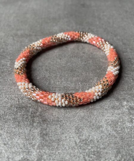 Nepal perle armbånd Nepal armbånd er en inspirerende og fascinerende smykkegenre, der vækker interessen hos smykkeentusiaster over hele verden. Disse håndlavede armbånd er kunstværker, der udstråler autenticitet, skønhed og dyb symbolik. Lad os dykke ned i den betagende verden af Nepal armbånd og udforske, hvad der gør dem så unikke og eftertragtede. Hvert Nepal armbånd er unikt, og det er netop denne individualitet, der appellerer til mange. Armbåndene er ofte skabt af dygtige nepalesiske håndværkere, der gennem generationer har forfinet deres teknikker til at skabe smykker af høj kvalitet. Disse håndværkere bruger traditionelle metoder, som har været en del af Nepals kultur og historie i århundreder. Processen er omhyggelig og kræver en stor grad af præcision og tålmodighed, hvilket gør hvert armbånd til en kærlighedsfyldt skabelse. Nepal armbånd er kendt for deres farverige og levende design. De er ofte dekoreret med perler, ædelstene, træ, metal eller andre naturlige materialer, hvilket giver dem et unikt udseende. Hvert enkelt element, der anvendes i armbåndene, er udvalgt omhyggeligt for at skabe en harmonisk kombination af farver og teksturer. Disse elementer er ofte inspireret af Nepals rige natur og kultur, hvilket giver armbåndene en autentisk følelse og en stærk forbindelse til landet. Symbolik spiller også en vigtig rolle i Nepal armbåndenes popularitet. Mange af armbåndene har indgraverede mønstre eller symboler, der repræsenterer vigtige aspekter af Nepals traditioner og spiritualitet. Disse symboler kan have betydning for held, lykke, kærlighed, beskyttelse eller en dybere forbindelse til naturen. At bære et Nepal armbånd kan derfor have en dybere betydning for bæreren og kan fungere som en påmindelse om deres forbindelse til Nepals rige arv. Nepal armbånd er ikke kun smukke smykker, men de har også en stærk social og kulturel betydning. Mange af disse smykker er håndlavede af kvinder, der er en del af samfundet i landområderne i Nepal. Produktionen af armbåndene giver disse kvinder mulighed for at skabe en bæredygtig indkomst, forbedre deres levevilkår og styrke deres selvstændighed. Når du køber et Nepal armbånd, bidrager du derfor til at støtte en positiv social indvirkning og bevare traditionelle håndværksmæssige metoder. Udover deres kulturelle og sociale betydning er Nepal armbånd også en favorit blandt modebevidste enkeltpersoner, der ønsker at tilføje en unik og autentisk touch til deres stil. Disse armbånd kan styles på utallige måder, uanset om du ønsker at skabe et bohemeinspireret look, en farverig festlig stil eller en subtil og elegant kombination. Der er et Nepal armbånd til enhver lejlighed og enhver personlig præference. I det store udvalg af smykker, der findes i dagens marked, skiller Nepal armbånd sig ud som en særlig perle. Deres håndlavede karakter, farverige design, dybe symbolik og sociale indvirkning gør dem til mere end bare smykker - de er en form for kunst og kultur, der fortæller historien om Nepal og dets folk. Ved at bære et Nepal armbånd, bærer du også med dig en del af dette rige og inspirerende land. Så uanset om du leder efter en meningsfuld gave eller ønsker at berige din egen smykkesamling, vil et Nepal armbånd være et mindeværdigt og værdsat valg.