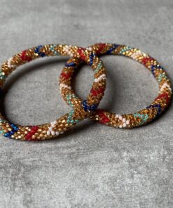Nepal perle armbånd Nepal armbånd er en inspirerende og fascinerende smykkegenre, der vækker interessen hos smykkeentusiaster over hele verden. Disse håndlavede armbånd er kunstværker, der udstråler autenticitet, skønhed og dyb symbolik. Lad os dykke ned i den betagende verden af Nepal armbånd og udforske, hvad der gør dem så unikke og eftertragtede. Hvert Nepal armbånd er unikt, og det er netop denne individualitet, der appellerer til mange. Armbåndene er ofte skabt af dygtige nepalesiske håndværkere, der gennem generationer har forfinet deres teknikker til at skabe smykker af høj kvalitet. Disse håndværkere bruger traditionelle metoder, som har været en del af Nepals kultur og historie i århundreder. Processen er omhyggelig og kræver en stor grad af præcision og tålmodighed, hvilket gør hvert armbånd til en kærlighedsfyldt skabelse. Nepal armbånd er kendt for deres farverige og levende design. De er ofte dekoreret med perler, ædelstene, træ, metal eller andre naturlige materialer, hvilket giver dem et unikt udseende. Hvert enkelt element, der anvendes i armbåndene, er udvalgt omhyggeligt for at skabe en harmonisk kombination af farver og teksturer. Disse elementer er ofte inspireret af Nepals rige natur og kultur, hvilket giver armbåndene en autentisk følelse og en stærk forbindelse til landet. Symbolik spiller også en vigtig rolle i Nepal armbåndenes popularitet. Mange af armbåndene har indgraverede mønstre eller symboler, der repræsenterer vigtige aspekter af Nepals traditioner og spiritualitet. Disse symboler kan have betydning for held, lykke, kærlighed, beskyttelse eller en dybere forbindelse til naturen. At bære et Nepal armbånd kan derfor have en dybere betydning for bæreren og kan fungere som en påmindelse om deres forbindelse til Nepals rige arv. Nepal armbånd er ikke kun smukke smykker, men de har også en stærk social og kulturel betydning. Mange af disse smykker er håndlavede af kvinder, der er en del af samfundet i landområderne i Nepal. Produktionen af armbåndene giver disse kvinder mulighed for at skabe en bæredygtig indkomst, forbedre deres levevilkår og styrke deres selvstændighed. Når du køber et Nepal armbånd, bidrager du derfor til at støtte en positiv social indvirkning og bevare traditionelle håndværksmæssige metoder. Udover deres kulturelle og sociale betydning er Nepal armbånd også en favorit blandt modebevidste enkeltpersoner, der ønsker at tilføje en unik og autentisk touch til deres stil. Disse armbånd kan styles på utallige måder, uanset om du ønsker at skabe et bohemeinspireret look, en farverig festlig stil eller en subtil og elegant kombination. Der er et Nepal armbånd til enhver lejlighed og enhver personlig præference. I det store udvalg af smykker, der findes i dagens marked, skiller Nepal armbånd sig ud som en særlig perle. Deres håndlavede karakter, farverige design, dybe symbolik og sociale indvirkning gør dem til mere end bare smykker - de er en form for kunst og kultur, der fortæller historien om Nepal og dets folk. Ved at bære et Nepal armbånd, bærer du også med dig en del af dette rige og inspirerende land. Så uanset om du leder efter en meningsfuld gave eller ønsker at berige din egen smykkesamling, vil et Nepal armbånd være et mindeværdigt og værdsat valg.