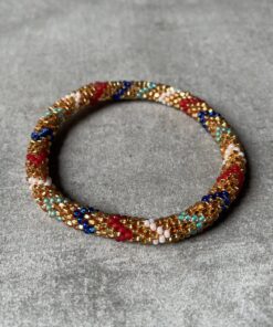 Nepal perle armbånd Nepal armbånd er en inspirerende og fascinerende smykkegenre, der vækker interessen hos smykkeentusiaster over hele verden. Disse håndlavede armbånd er kunstværker, der udstråler autenticitet, skønhed og dyb symbolik. Lad os dykke ned i den betagende verden af Nepal armbånd og udforske, hvad der gør dem så unikke og eftertragtede. Hvert Nepal armbånd er unikt, og det er netop denne individualitet, der appellerer til mange. Armbåndene er ofte skabt af dygtige nepalesiske håndværkere, der gennem generationer har forfinet deres teknikker til at skabe smykker af høj kvalitet. Disse håndværkere bruger traditionelle metoder, som har været en del af Nepals kultur og historie i århundreder. Processen er omhyggelig og kræver en stor grad af præcision og tålmodighed, hvilket gør hvert armbånd til en kærlighedsfyldt skabelse. Nepal armbånd er kendt for deres farverige og levende design. De er ofte dekoreret med perler, ædelstene, træ, metal eller andre naturlige materialer, hvilket giver dem et unikt udseende. Hvert enkelt element, der anvendes i armbåndene, er udvalgt omhyggeligt for at skabe en harmonisk kombination af farver og teksturer. Disse elementer er ofte inspireret af Nepals rige natur og kultur, hvilket giver armbåndene en autentisk følelse og en stærk forbindelse til landet. Symbolik spiller også en vigtig rolle i Nepal armbåndenes popularitet. Mange af armbåndene har indgraverede mønstre eller symboler, der repræsenterer vigtige aspekter af Nepals traditioner og spiritualitet. Disse symboler kan have betydning for held, lykke, kærlighed, beskyttelse eller en dybere forbindelse til naturen. At bære et Nepal armbånd kan derfor have en dybere betydning for bæreren og kan fungere som en påmindelse om deres forbindelse til Nepals rige arv. Nepal armbånd er ikke kun smukke smykker, men de har også en stærk social og kulturel betydning. Mange af disse smykker er håndlavede af kvinder, der er en del af samfundet i landområderne i Nepal. Produktionen af armbåndene giver disse kvinder mulighed for at skabe en bæredygtig indkomst, forbedre deres levevilkår og styrke deres selvstændighed. Når du køber et Nepal armbånd, bidrager du derfor til at støtte en positiv social indvirkning og bevare traditionelle håndværksmæssige metoder. Udover deres kulturelle og sociale betydning er Nepal armbånd også en favorit blandt modebevidste enkeltpersoner, der ønsker at tilføje en unik og autentisk touch til deres stil. Disse armbånd kan styles på utallige måder, uanset om du ønsker at skabe et bohemeinspireret look, en farverig festlig stil eller en subtil og elegant kombination. Der er et Nepal armbånd til enhver lejlighed og enhver personlig præference. I det store udvalg af smykker, der findes i dagens marked, skiller Nepal armbånd sig ud som en særlig perle. Deres håndlavede karakter, farverige design, dybe symbolik og sociale indvirkning gør dem til mere end bare smykker - de er en form for kunst og kultur, der fortæller historien om Nepal og dets folk. Ved at bære et Nepal armbånd, bærer du også med dig en del af dette rige og inspirerende land. Så uanset om du leder efter en meningsfuld gave eller ønsker at berige din egen smykkesamling, vil et Nepal armbånd være et mindeværdigt og værdsat valg.