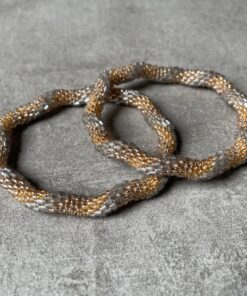 Nepal perle armbånd Nepal armbånd er en inspirerende og fascinerende smykkegenre, der vækker interessen hos smykkeentusiaster over hele verden. Disse håndlavede armbånd er kunstværker, der udstråler autenticitet, skønhed og dyb symbolik. Lad os dykke ned i den betagende verden af Nepal armbånd og udforske, hvad der gør dem så unikke og eftertragtede. Hvert Nepal armbånd er unikt, og det er netop denne individualitet, der appellerer til mange. Armbåndene er ofte skabt af dygtige nepalesiske håndværkere, der gennem generationer har forfinet deres teknikker til at skabe smykker af høj kvalitet. Disse håndværkere bruger traditionelle metoder, som har været en del af Nepals kultur og historie i århundreder. Processen er omhyggelig og kræver en stor grad af præcision og tålmodighed, hvilket gør hvert armbånd til en kærlighedsfyldt skabelse. Nepal armbånd er kendt for deres farverige og levende design. De er ofte dekoreret med perler, ædelstene, træ, metal eller andre naturlige materialer, hvilket giver dem et unikt udseende. Hvert enkelt element, der anvendes i armbåndene, er udvalgt omhyggeligt for at skabe en harmonisk kombination af farver og teksturer. Disse elementer er ofte inspireret af Nepals rige natur og kultur, hvilket giver armbåndene en autentisk følelse og en stærk forbindelse til landet. Symbolik spiller også en vigtig rolle i Nepal armbåndenes popularitet. Mange af armbåndene har indgraverede mønstre eller symboler, der repræsenterer vigtige aspekter af Nepals traditioner og spiritualitet. Disse symboler kan have betydning for held, lykke, kærlighed, beskyttelse eller en dybere forbindelse til naturen. At bære et Nepal armbånd kan derfor have en dybere betydning for bæreren og kan fungere som en påmindelse om deres forbindelse til Nepals rige arv. Nepal armbånd er ikke kun smukke smykker, men de har også en stærk social og kulturel betydning. Mange af disse smykker er håndlavede af kvinder, der er en del af samfundet i landområderne i Nepal. Produktionen af armbåndene giver disse kvinder mulighed for at skabe en bæredygtig indkomst, forbedre deres levevilkår og styrke deres selvstændighed. Når du køber et Nepal armbånd, bidrager du derfor til at støtte en positiv social indvirkning og bevare traditionelle håndværksmæssige metoder. Udover deres kulturelle og sociale betydning er Nepal armbånd også en favorit blandt modebevidste enkeltpersoner, der ønsker at tilføje en unik og autentisk touch til deres stil. Disse armbånd kan styles på utallige måder, uanset om du ønsker at skabe et bohemeinspireret look, en farverig festlig stil eller en subtil og elegant kombination. Der er et Nepal armbånd til enhver lejlighed og enhver personlig præference. I det store udvalg af smykker, der findes i dagens marked, skiller Nepal armbånd sig ud som en særlig perle. Deres håndlavede karakter, farverige design, dybe symbolik og sociale indvirkning gør dem til mere end bare smykker - de er en form for kunst og kultur, der fortæller historien om Nepal og dets folk. Ved at bære et Nepal armbånd, bærer du også med dig en del af dette rige og inspirerende land. Så uanset om du leder efter en meningsfuld gave eller ønsker at berige din egen smykkesamling, vil et Nepal armbånd være et mindeværdigt og værdsat valg.